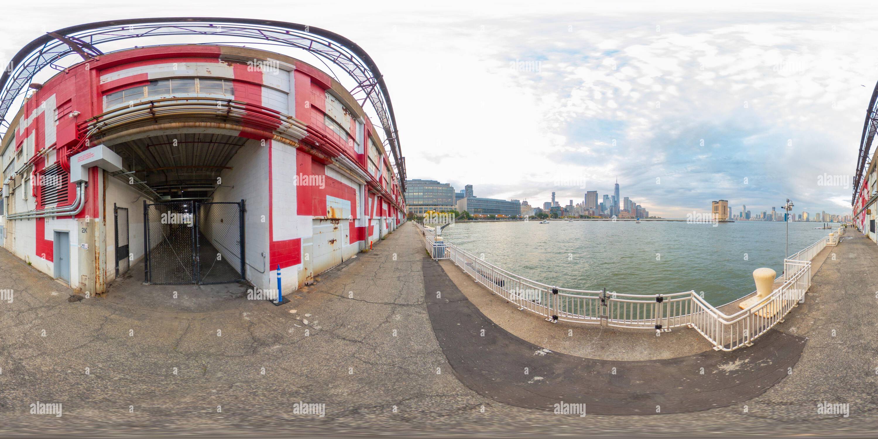 Visualizzazione panoramica a 360 gradi di New York, NY, USA - 27 ottobre 2023: 360 banchine per foto equirettangolari presso Hudson River Greenway NYC Manhattan