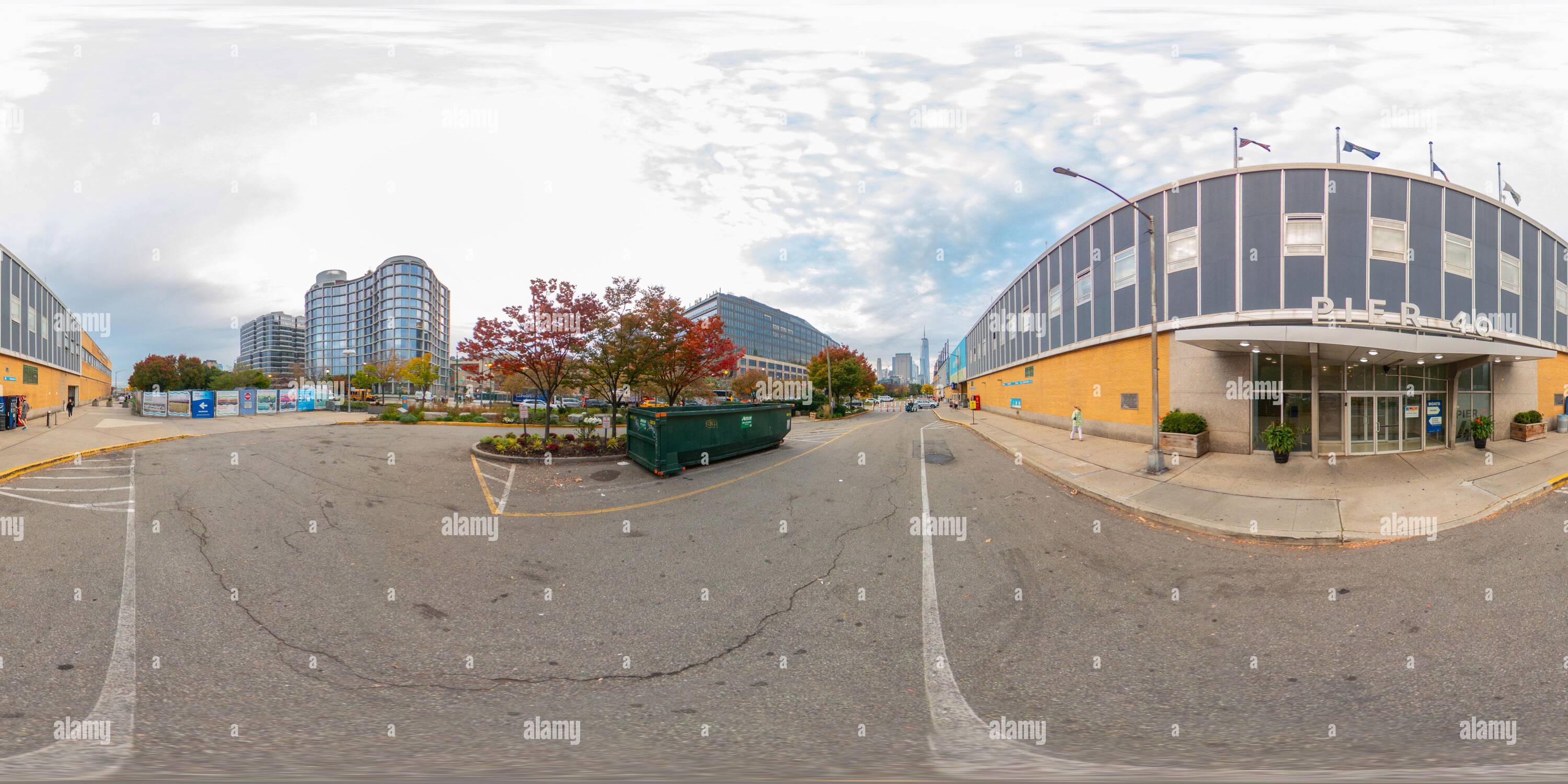 Visualizzazione panoramica a 360 gradi di New York, NY, USA - 27 ottobre 2023: 360 foto Pier 40 New York immagine vr equirettangolare