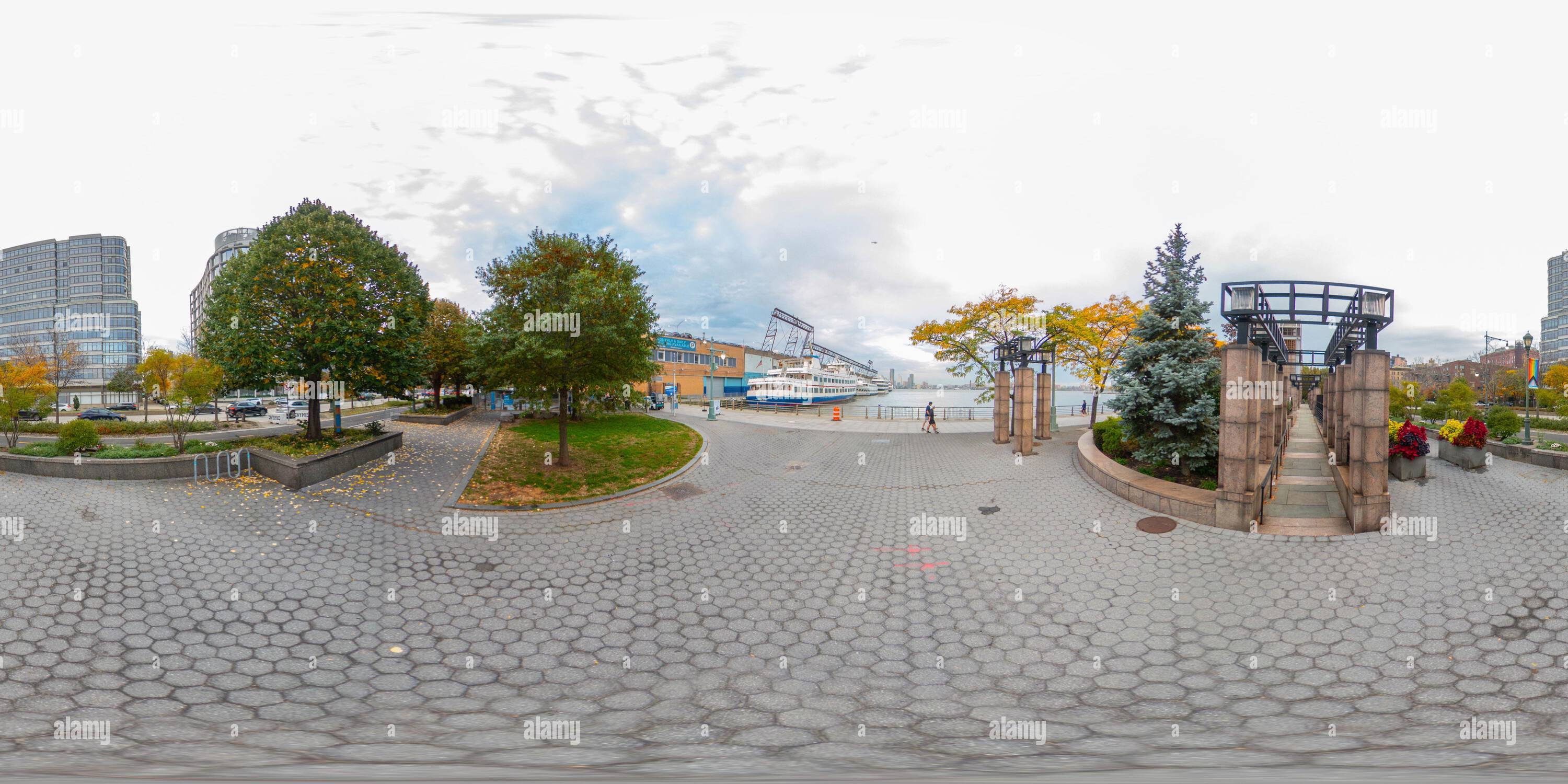 Visualizzazione panoramica a 360 gradi di New York, NY, USA - 27 ottobre 2023: Foto vr 360 New York City by Hudson River Docks