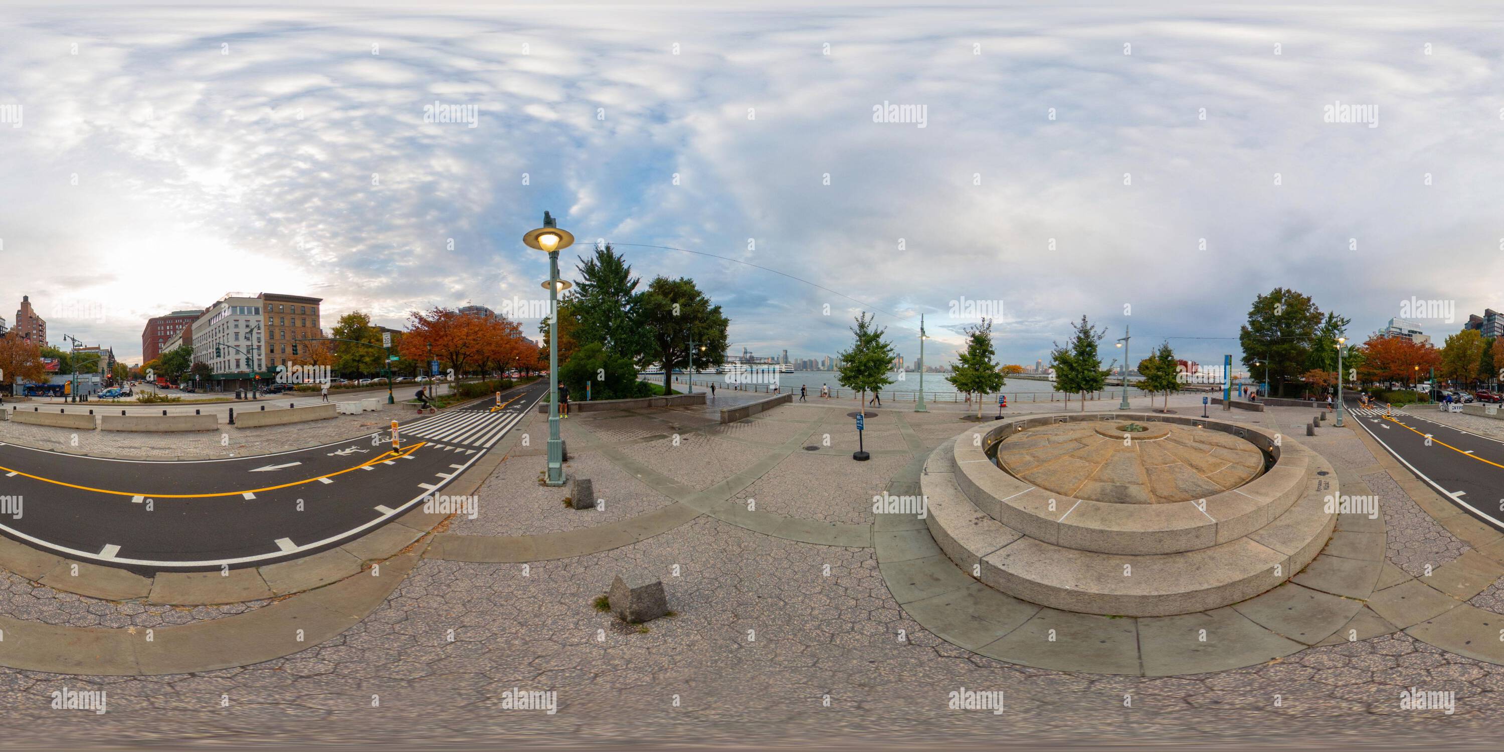 Visualizzazione panoramica a 360 gradi di New York, NY, USA - 27 ottobre 2023: Stephan Weiss Park New York. 360 foto equirettangolare VR