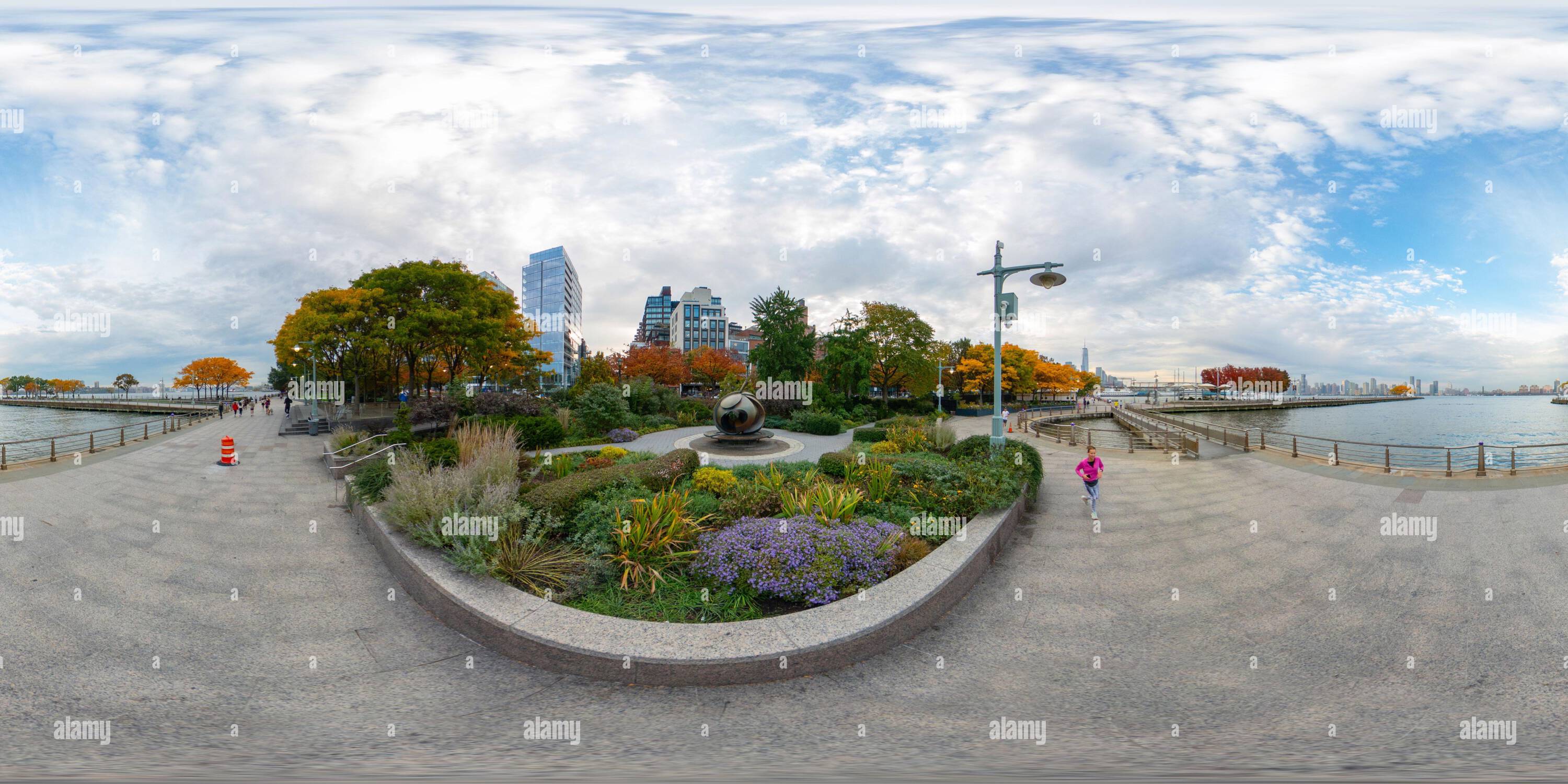 Visualizzazione panoramica a 360 gradi di New York, NY, USA - 27 ottobre 2023: Stephan Weiss Park New York. 360 foto equirettangolare VR