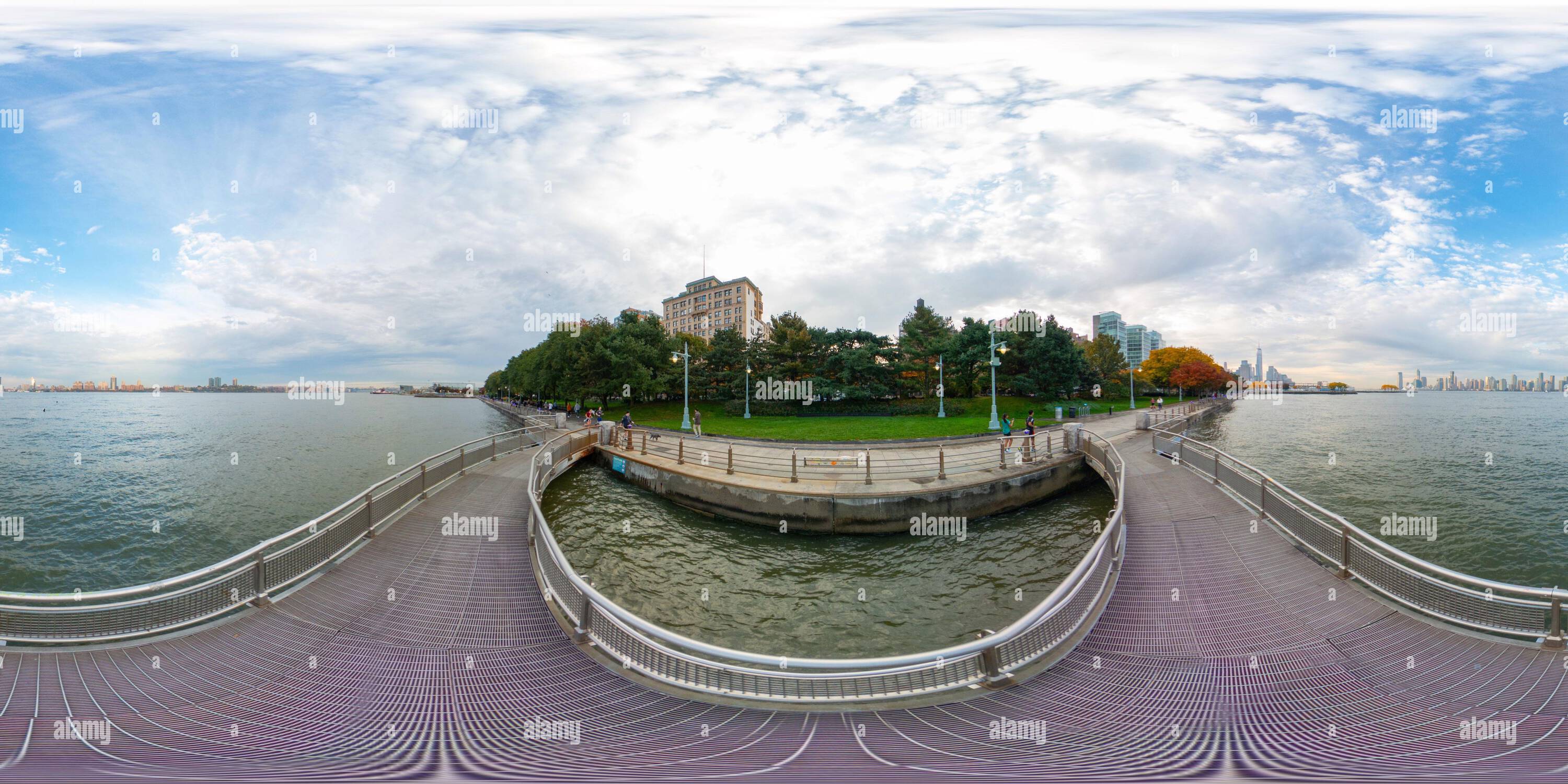 Visualizzazione panoramica a 360 gradi di New York, NY, USA - 27 ottobre 2023: Old Pier 48 New York City 360 VR foto equirettangolare