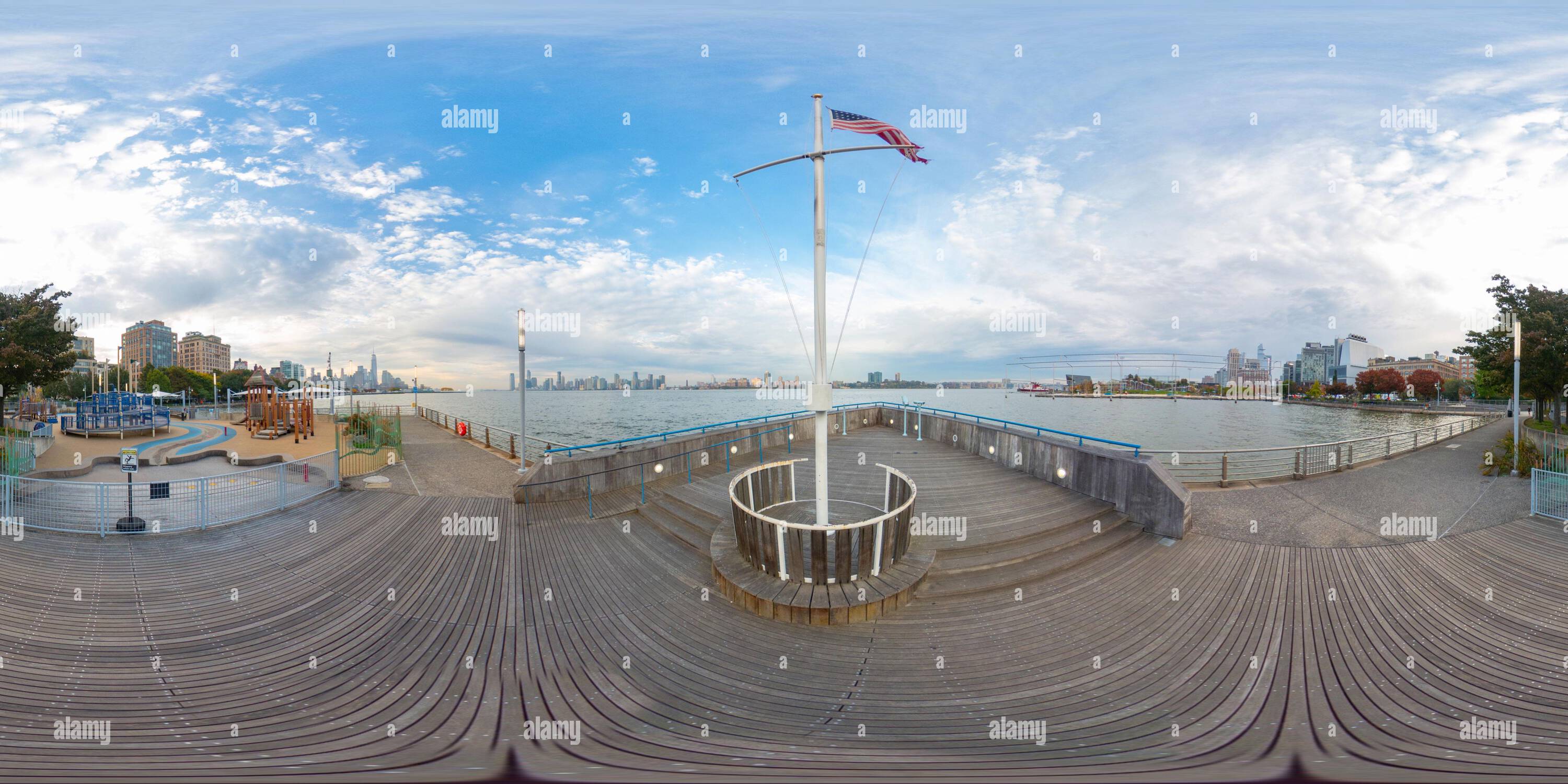 Visualizzazione panoramica a 360 gradi di New York, NY, USA - 27 ottobre 2023: 360 foto equirettangolare Pier 51 all'Hudson River Park