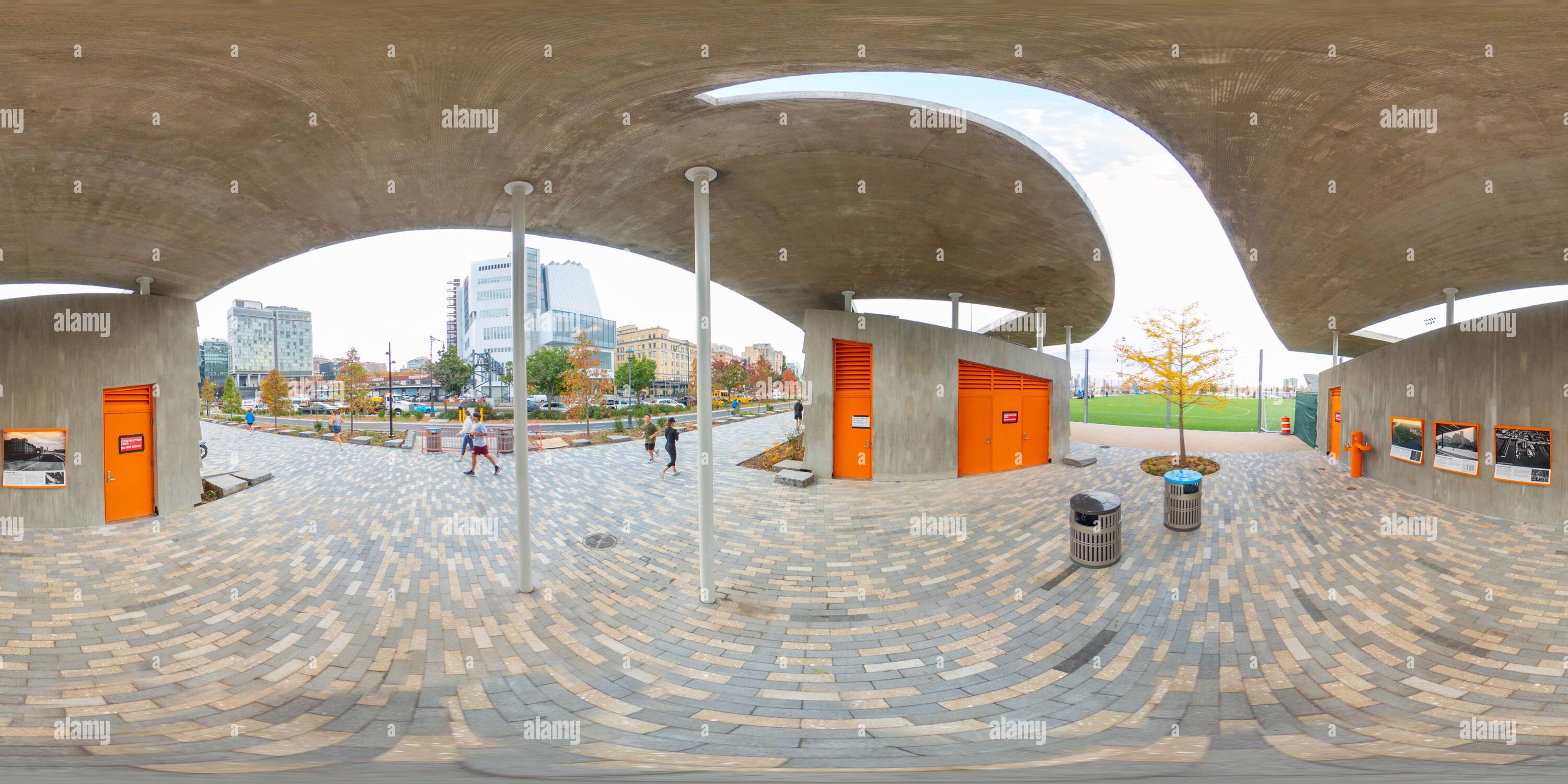 Visualizzazione panoramica a 360 gradi di New York, NY, USA - 27 ottobre 2023: Il pubblico si trova al molo della penisola di Gansevoort a New York. 360 foto equirettangolare