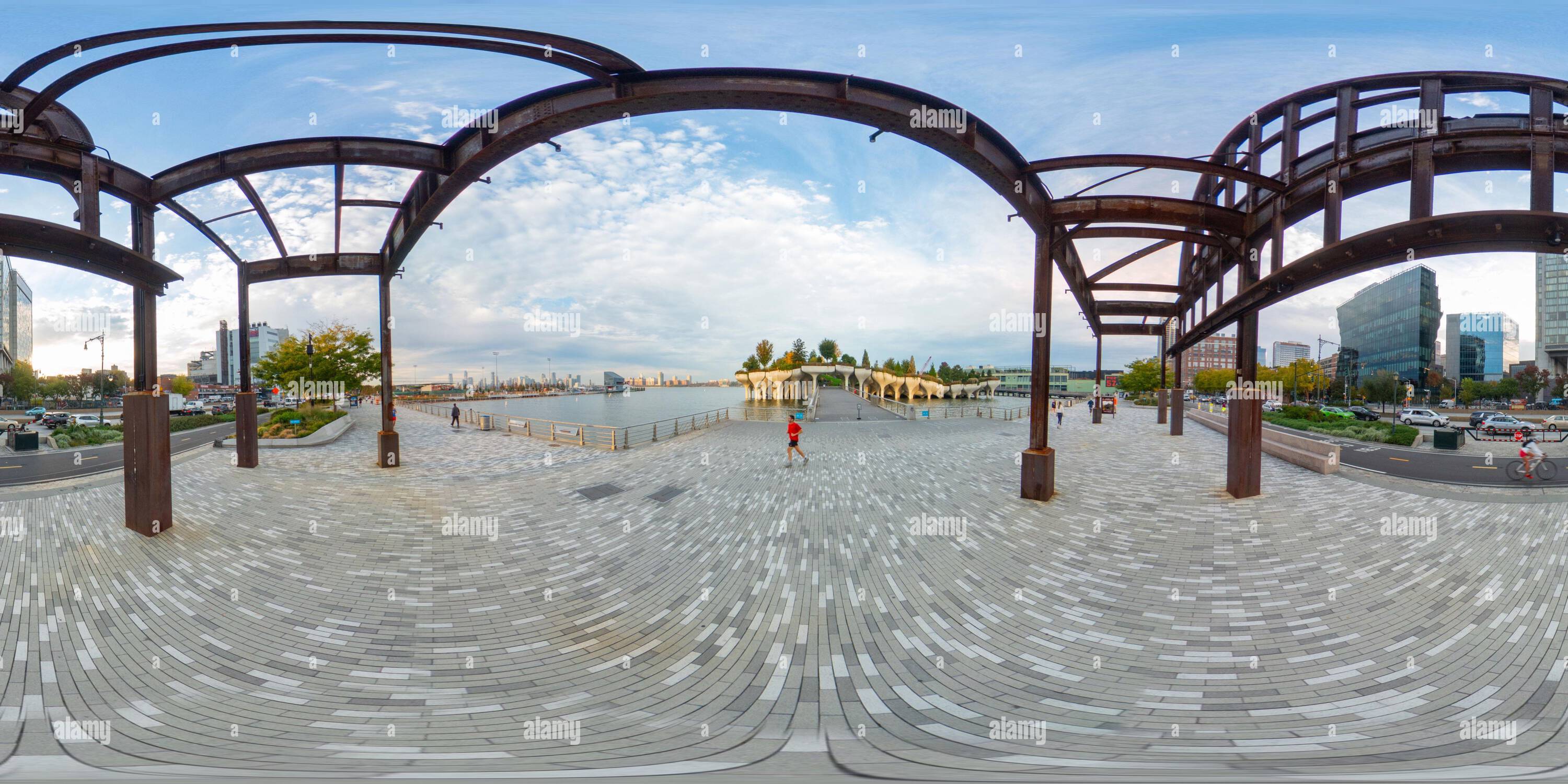 Visualizzazione panoramica a 360 gradi di New York, NY, USA - 27 ottobre 2023: Little Island Hudson River Park New York. Foto equirettangolare VR a 360°