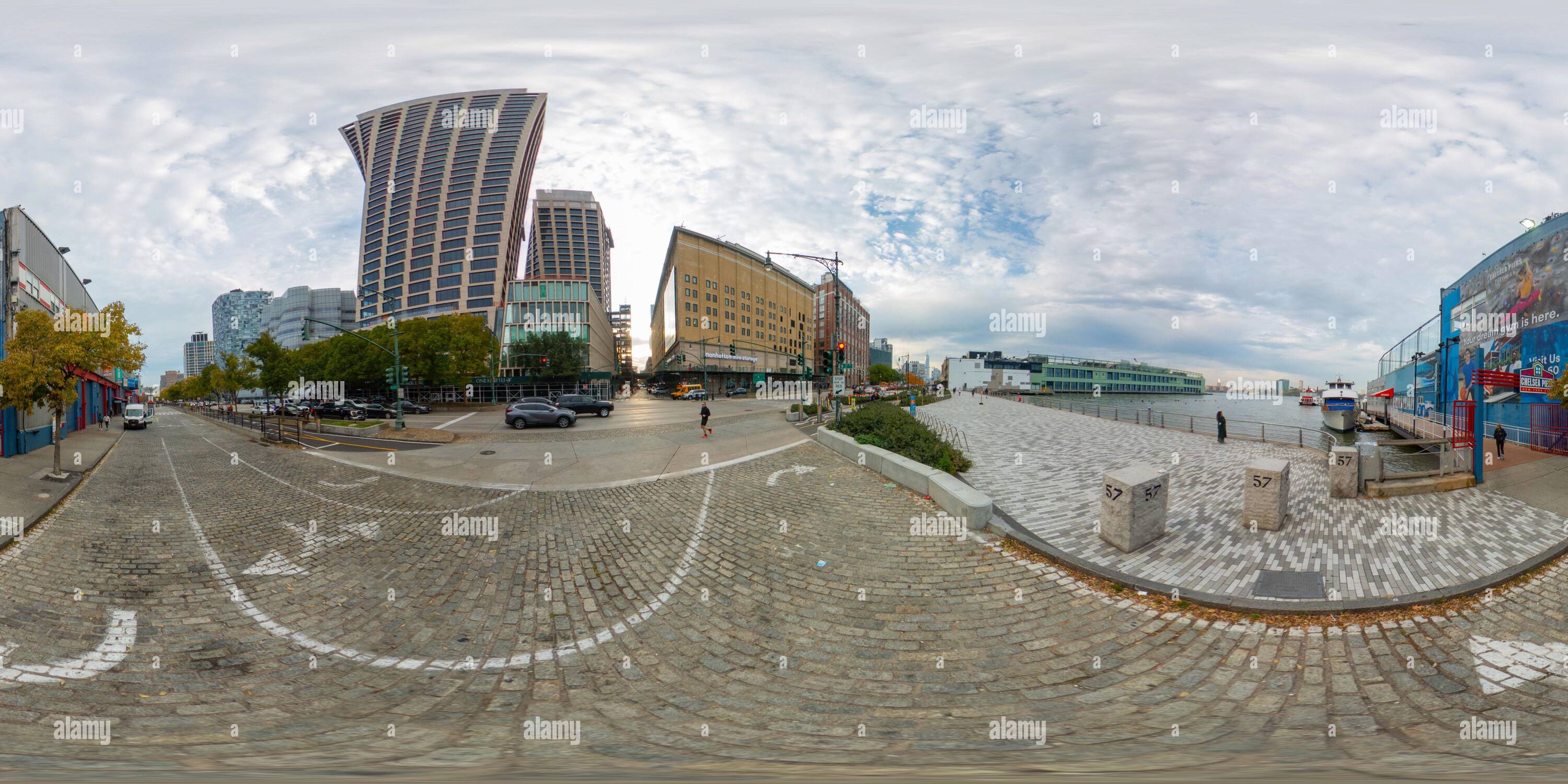 Visualizzazione panoramica a 360 gradi di New York, NY, USA - 27 ottobre 2023: Chelsea Piers New York. 360 foto VR equirettangolare