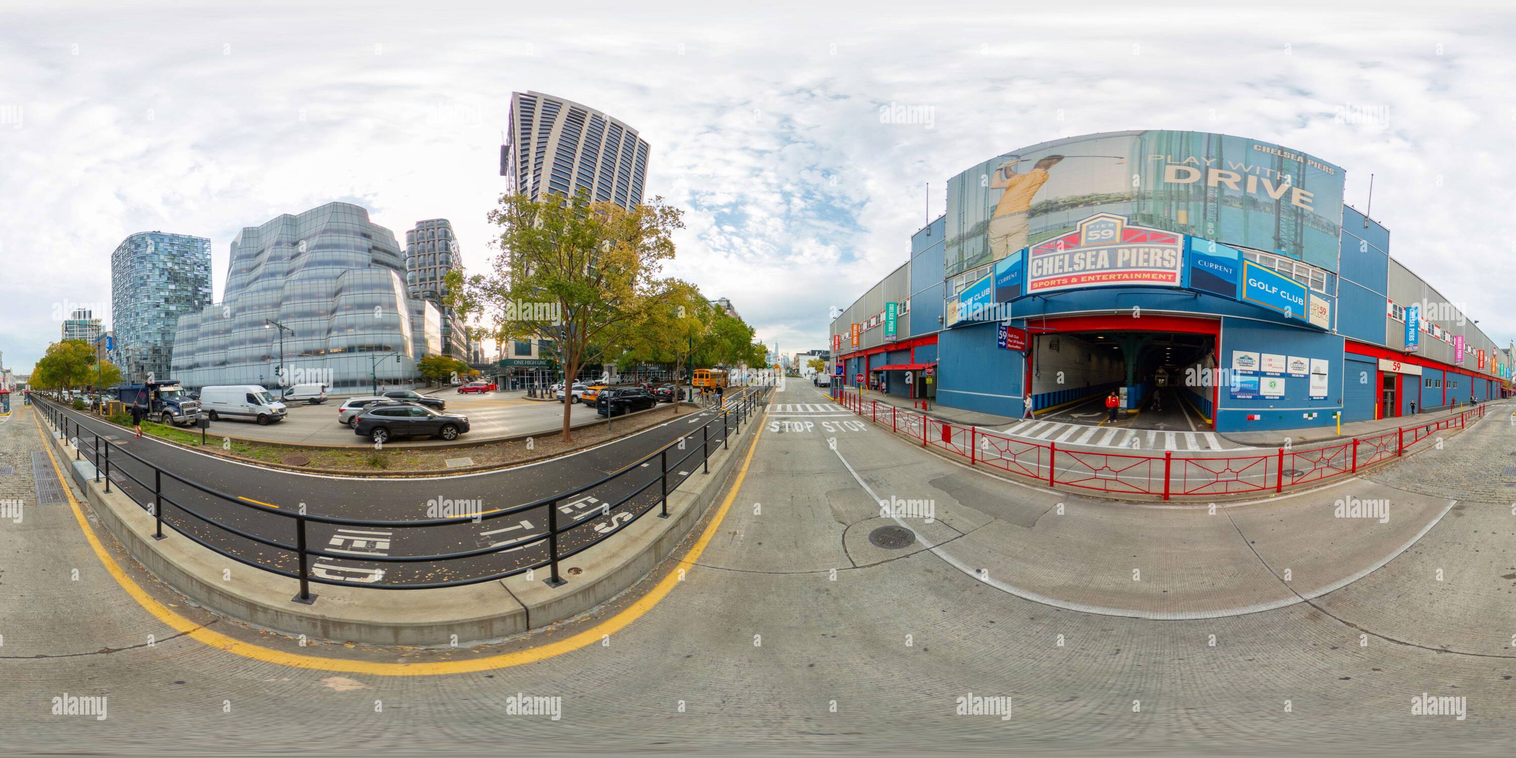 Visualizzazione panoramica a 360 gradi di New York, NY, USA - 27 ottobre 2023: Chelsea Piers New York 59. 360 foto VR equirettangolare