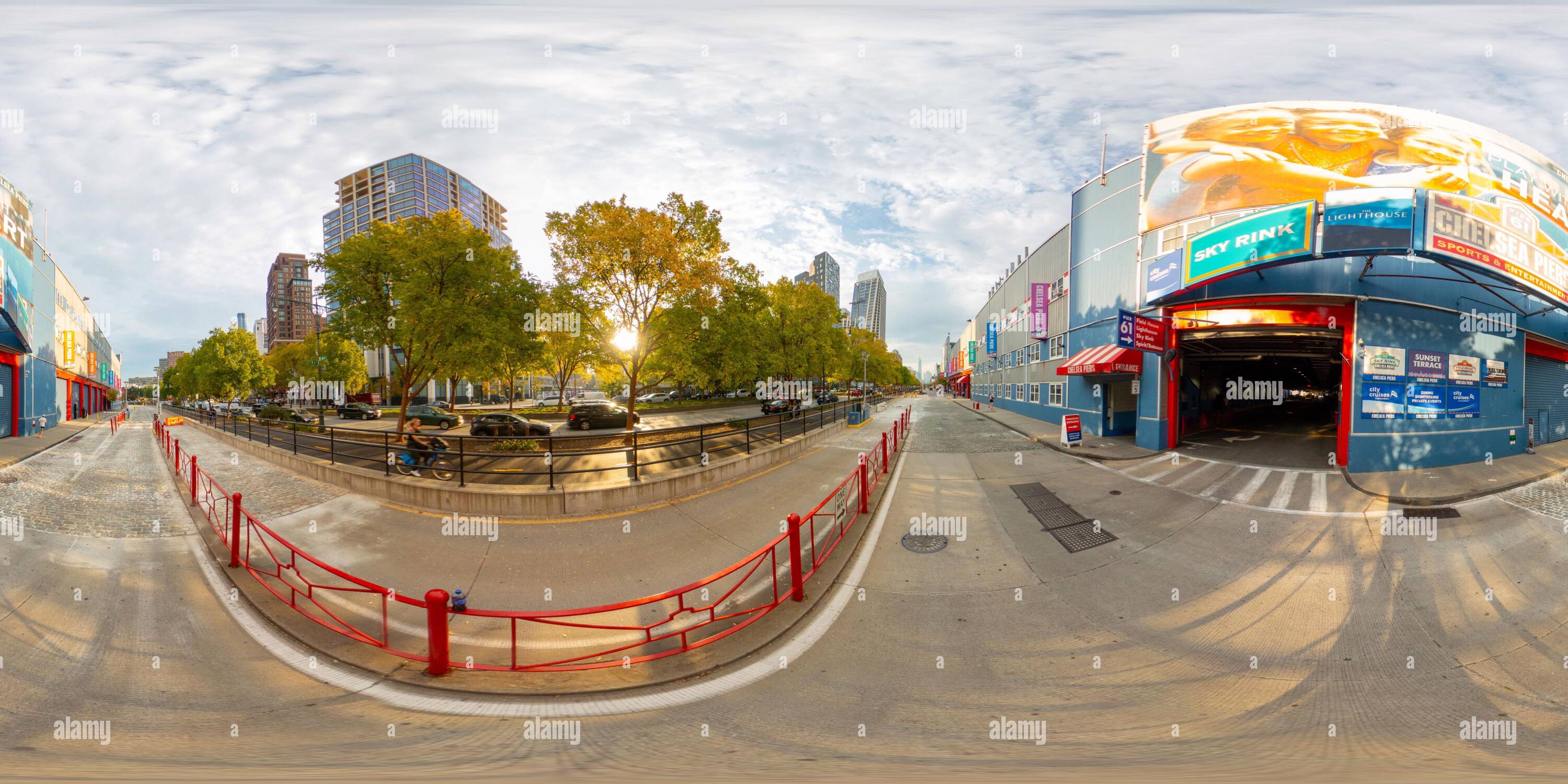 Visualizzazione panoramica a 360 gradi di New York, NY, USA - 27 ottobre 2023: Chelsea Piers New York 59. 360 foto VR equirettangolare