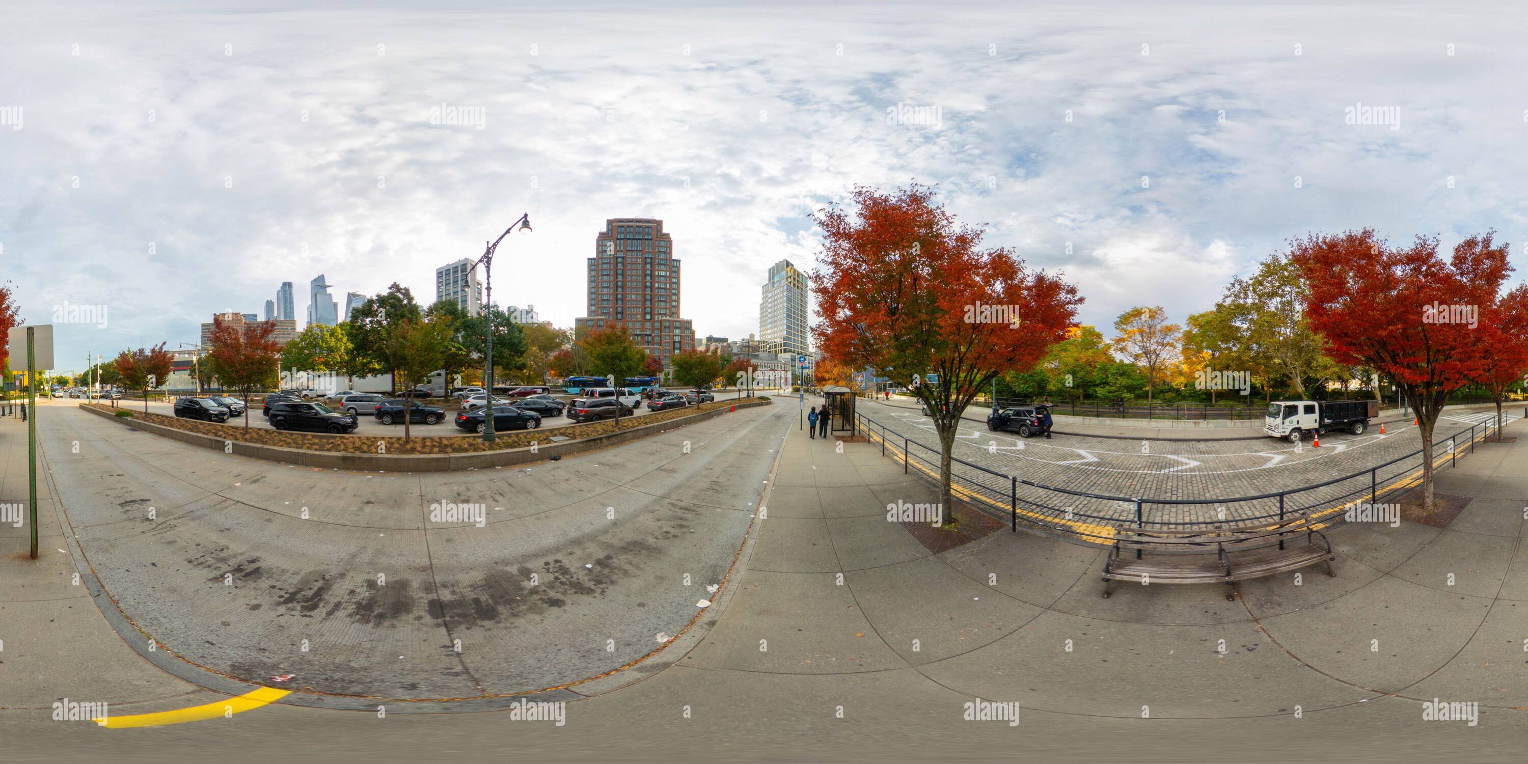 Visualizzazione panoramica a 360 gradi di New York, NY, USA - 27 ottobre 2023: Fermata dell'autobus Chelsea Piers a New York. Foto equirettangolare VR a 360°
