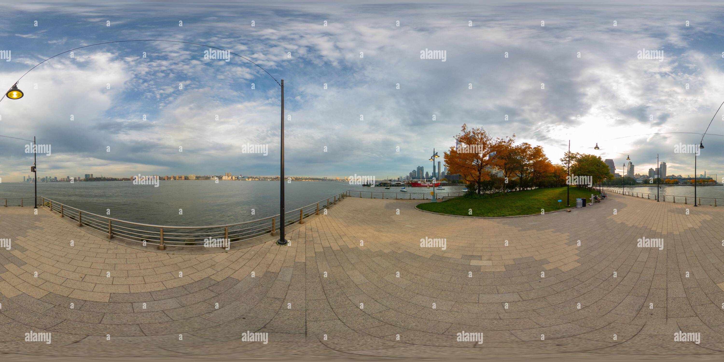 Visualizzazione panoramica a 360 gradi di New York, NY, USA - 27 ottobre 2023: Molo 64 all'Hudson River Park. Foto equirettangolare VR a 360°
