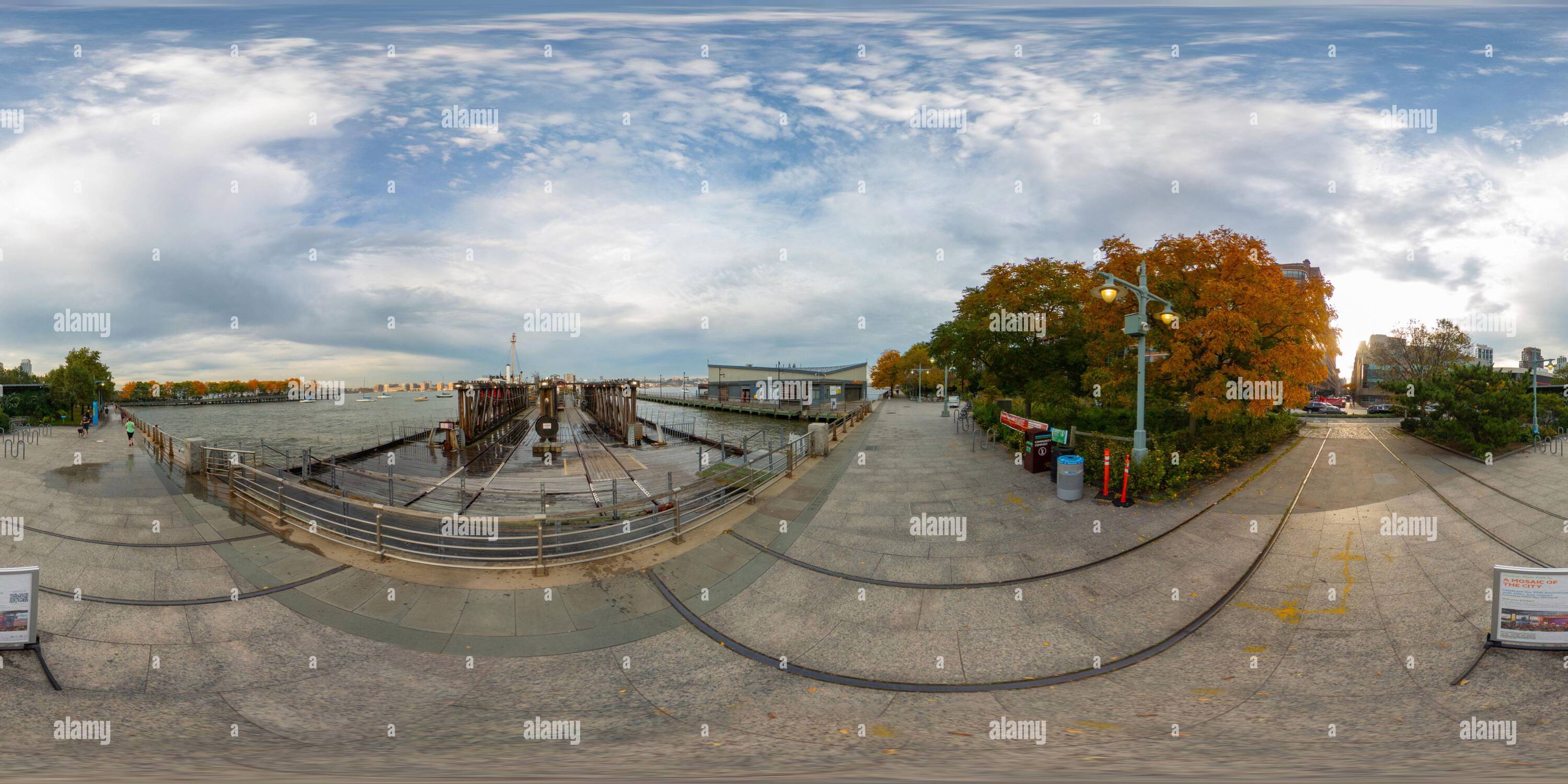 Visualizzazione panoramica a 360 gradi di New York, NY, USA - 27 ottobre 2023: Fry Pan NYC chiude i battenti. Foto equirettangolare VR a 360°