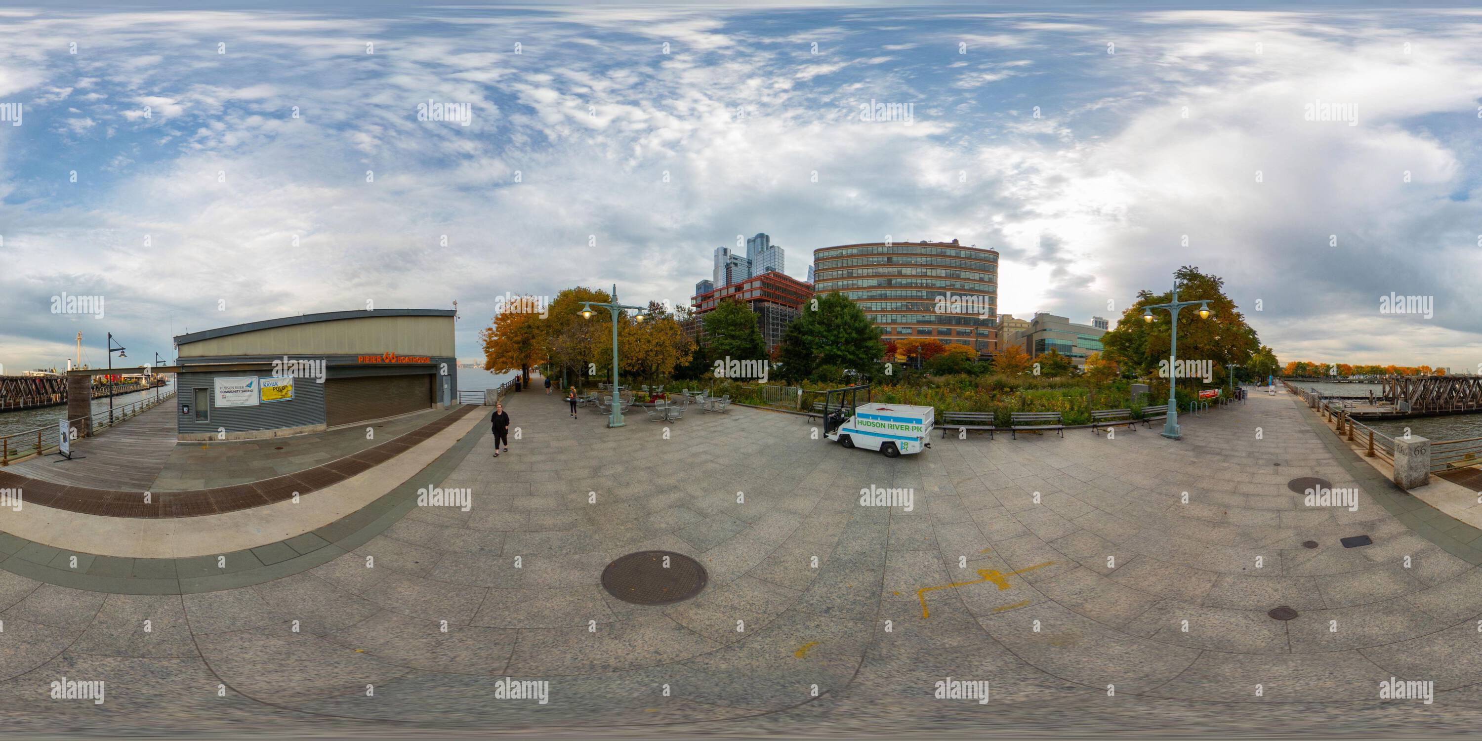 Visualizzazione panoramica a 360 gradi di New York, NY, USA - 27 ottobre 2023: Molo 66 all'Hudson River Park. Foto equirettangolare VR a 360°