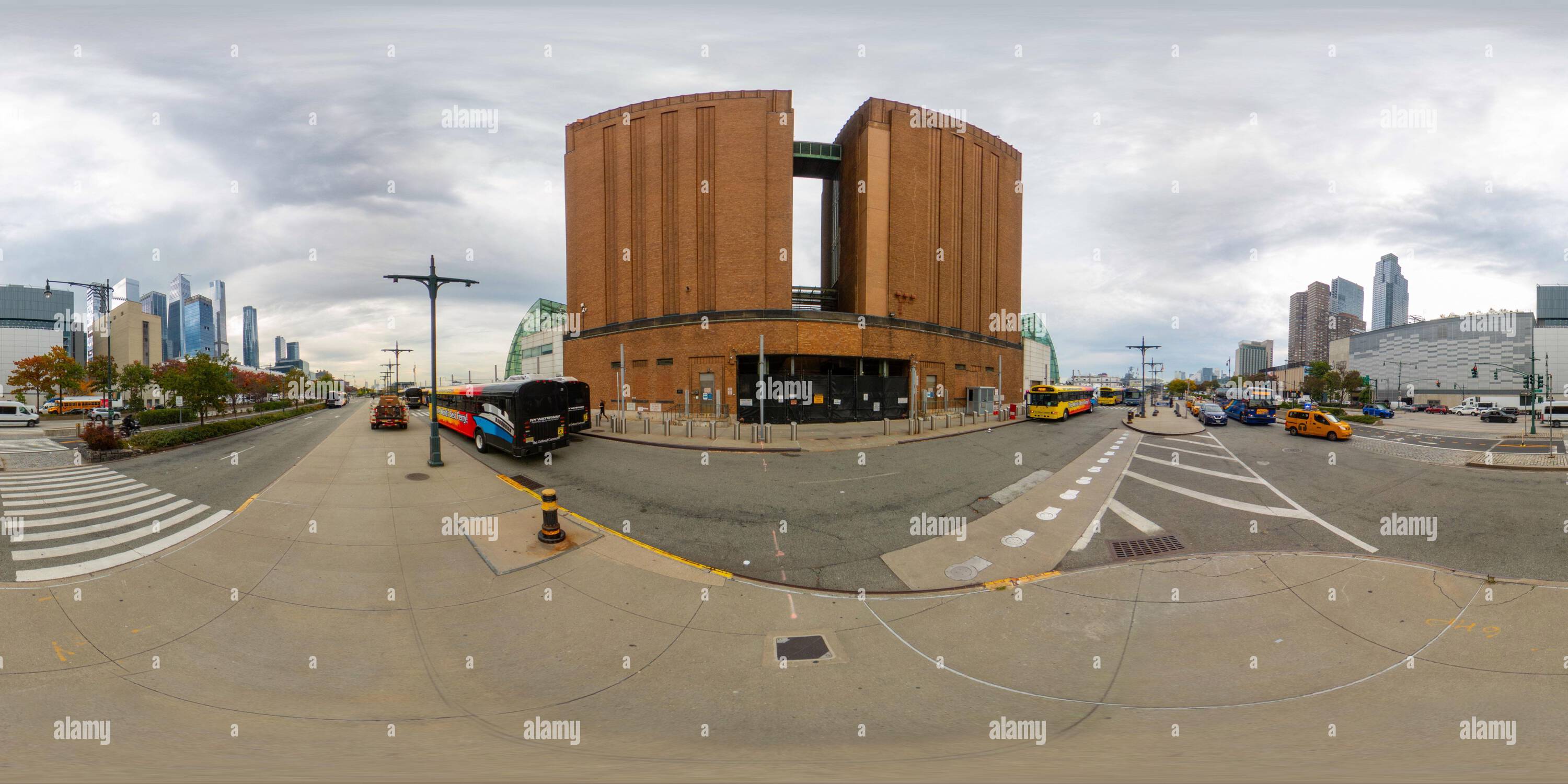 Visualizzazione panoramica a 360 gradi di New York, NY, USA - 27 ottobre 2023: Foto stock Ferry NY Waterway. Foto equirettangolare VR a 360°