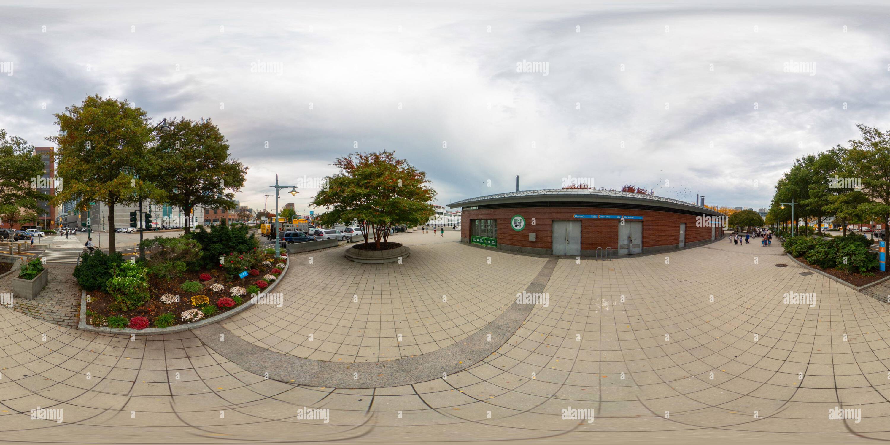 Visualizzazione panoramica a 360 gradi di New York, NY, USA - 27 ottobre 2023: Foto stock Pier 84 all'Hudson River Park. Foto equirettangolare VR a 360°