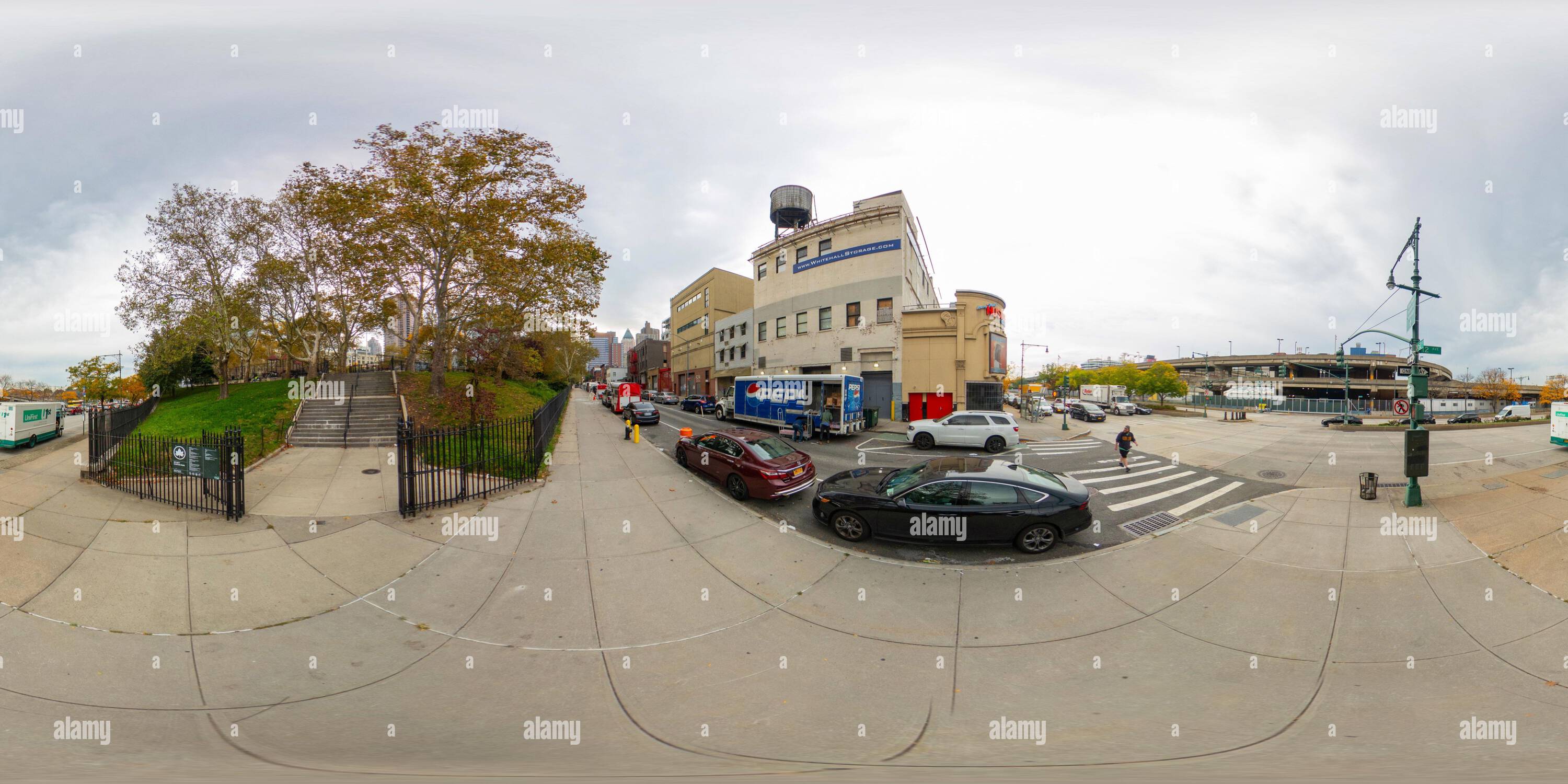 Visualizzazione panoramica a 360 gradi di New York, NY, USA - 27 ottobre 2023: DeWitt Clinton Park New York. Foto equirettangolare VR a 360°