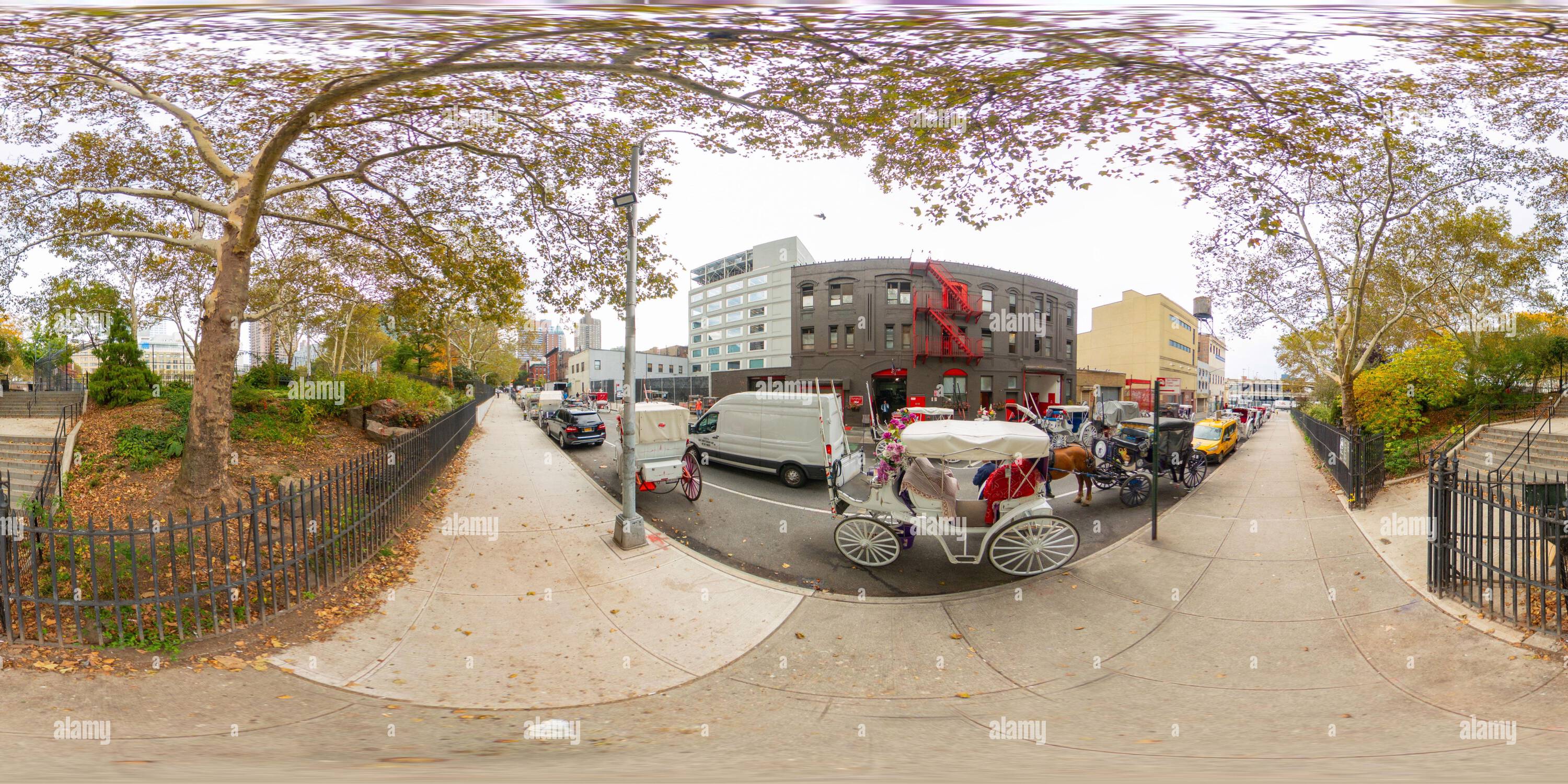 Visualizzazione panoramica a 360 gradi di New York, NY, USA - 27 ottobre 2023: Carrozza trainata da cavalli a New York. Foto equirettangolare VR a 360°