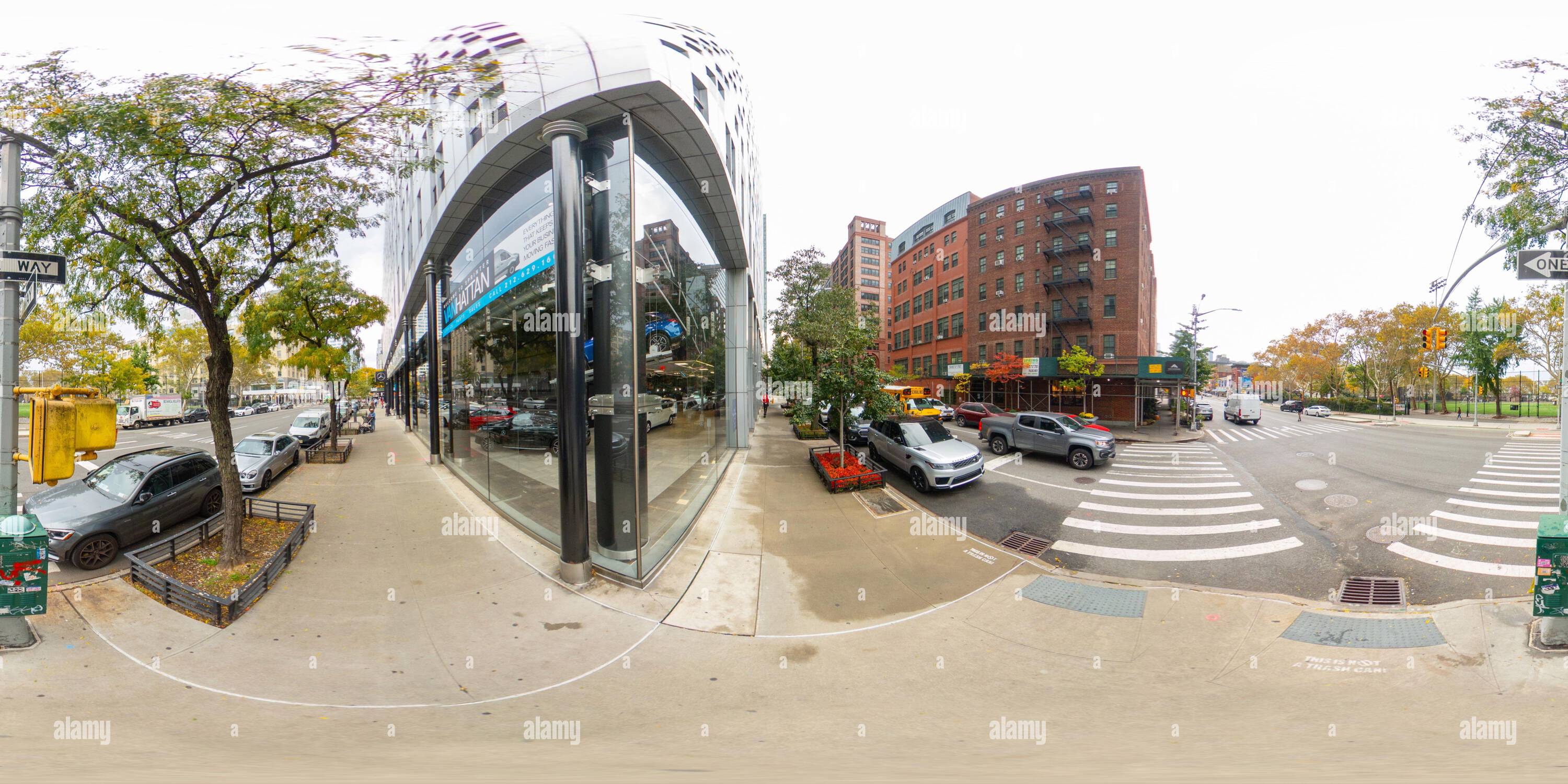 Visualizzazione panoramica a 360 gradi di New York, NY, USA - 27 ottobre 2023: Concessionario Mercedes Benz NYC New York. Foto equirettangolare VR a 360°
