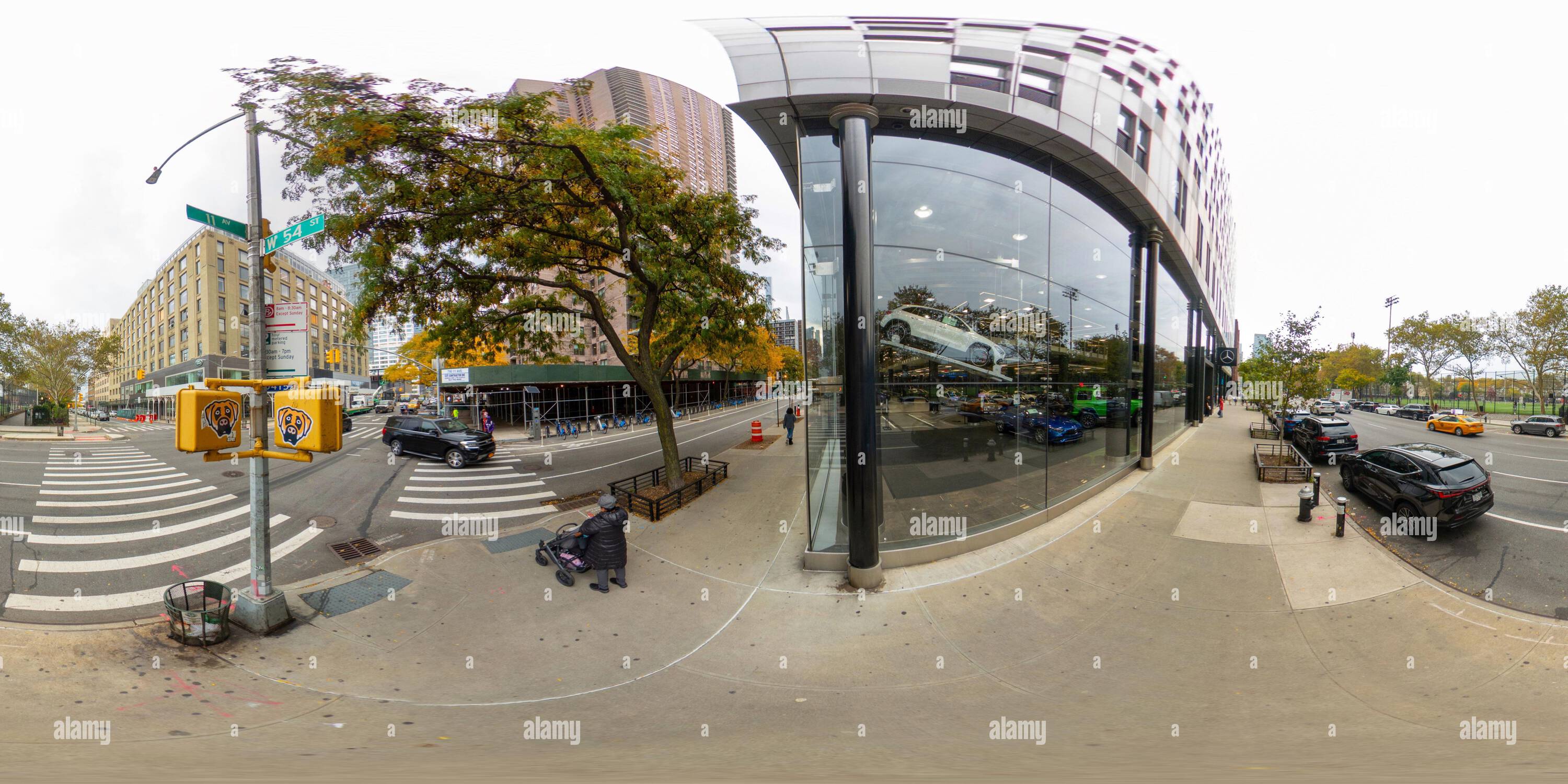 Visualizzazione panoramica a 360 gradi di New York, NY, USA - 27 ottobre 2023: Concessionario Mercedes Benz NYC New York. Foto equirettangolare VR a 360°