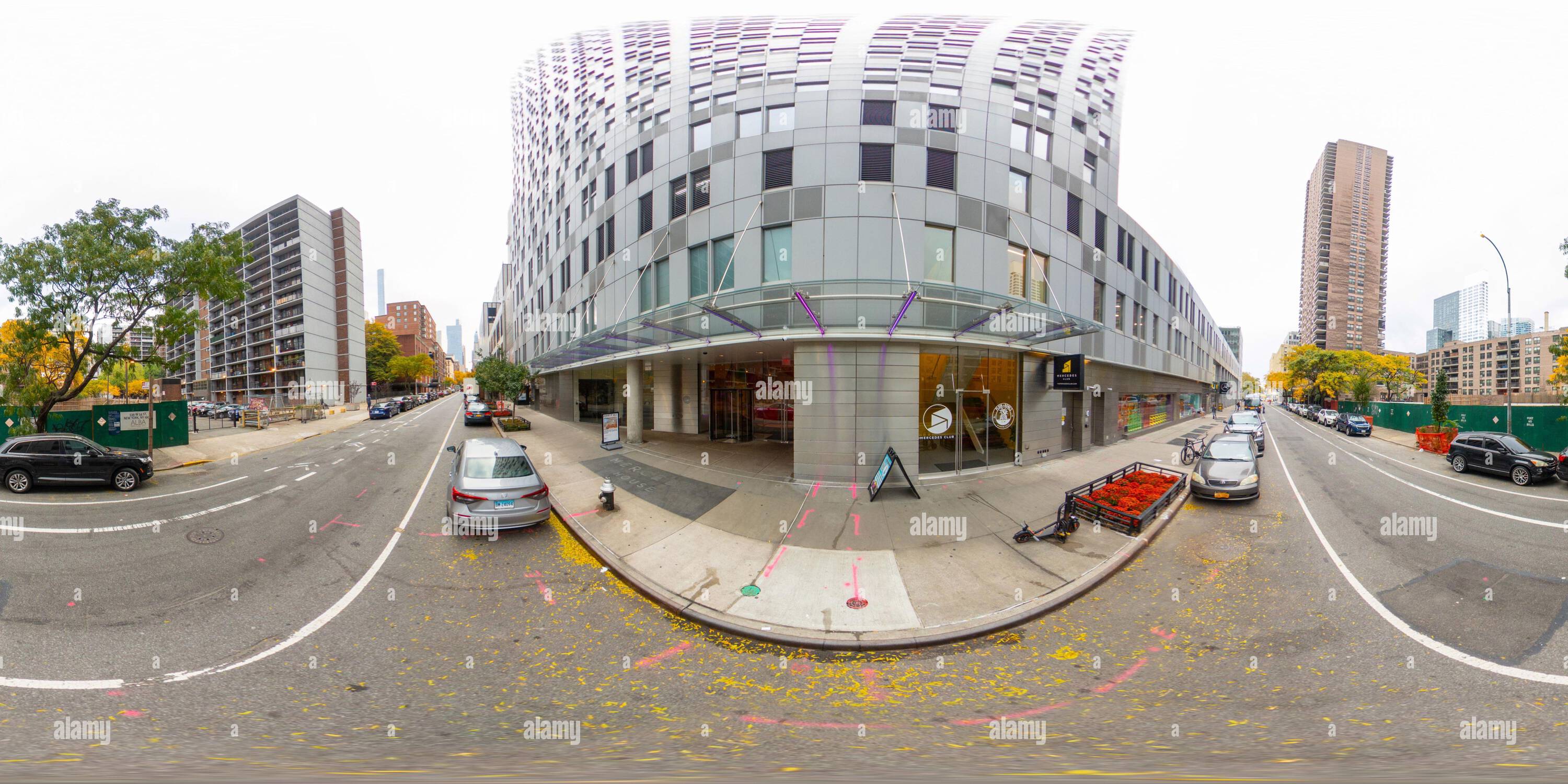 Visualizzazione panoramica a 360 gradi di New York, NY, USA - 27 ottobre 2023: Mercedes Club NYC New York Manhattan. Foto equirettangolare VR a 360°