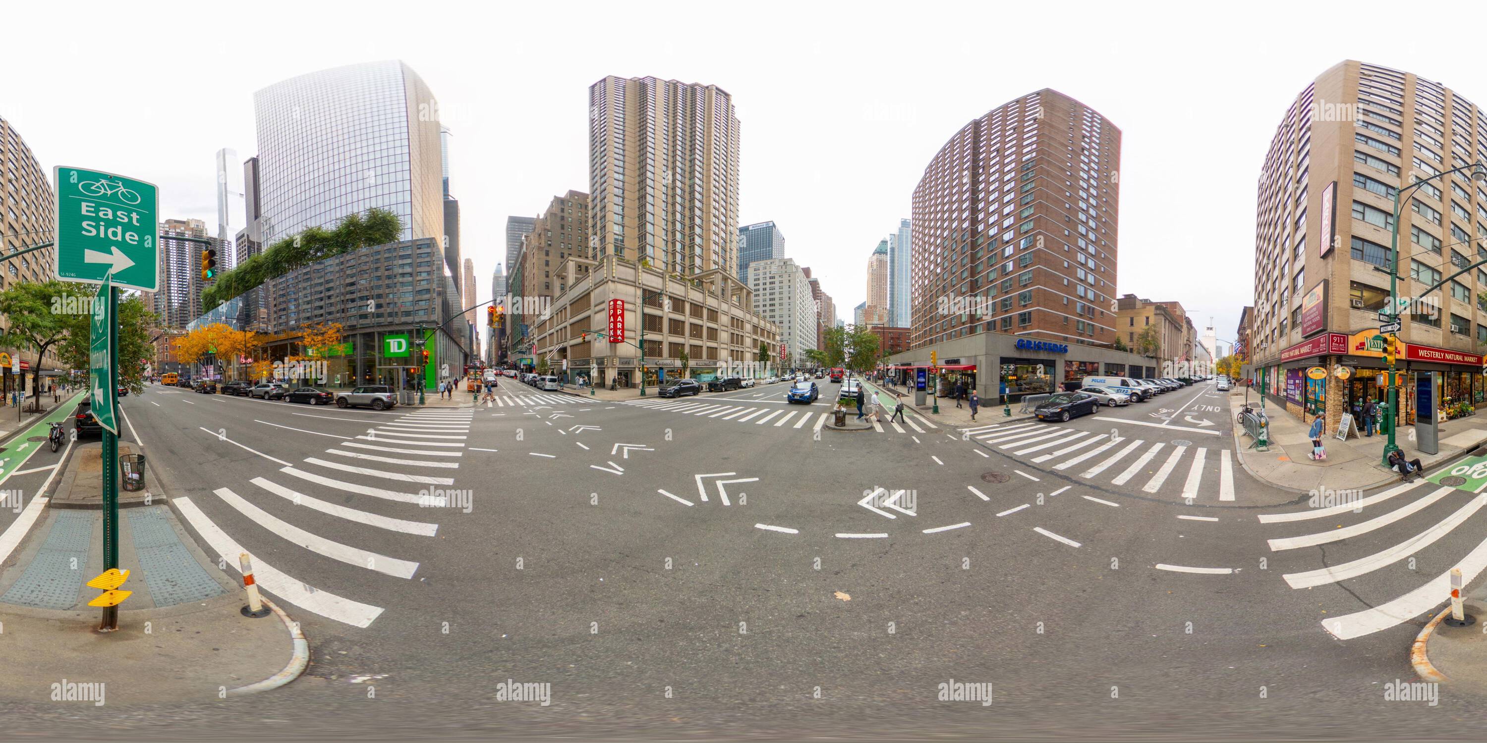 Visualizzazione panoramica a 360 gradi di New York, NY, USA - 27 ottobre 2023: Foto stock NYC New York W 54th Street e 8th Avenue