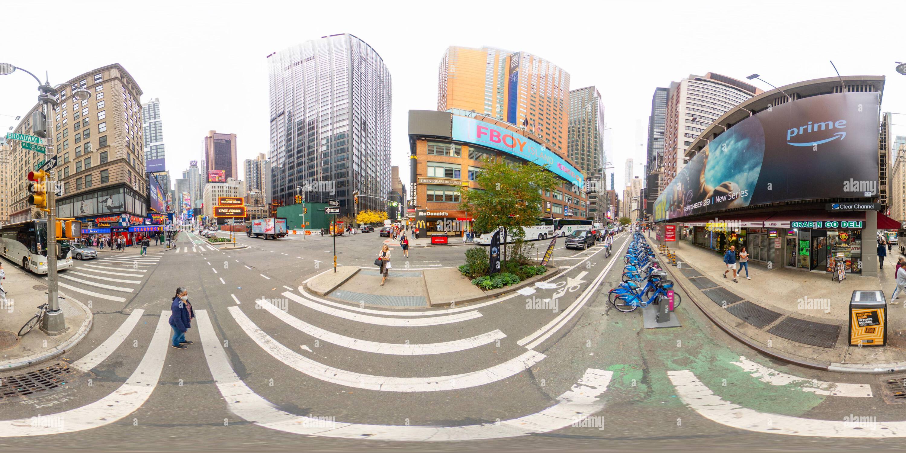 Visualizzazione panoramica a 360 gradi di New York, NY, USA - 27 ottobre 2023: Immagine di Broadway e W51st Street New York City. Foto equirettangolare VR a 360°