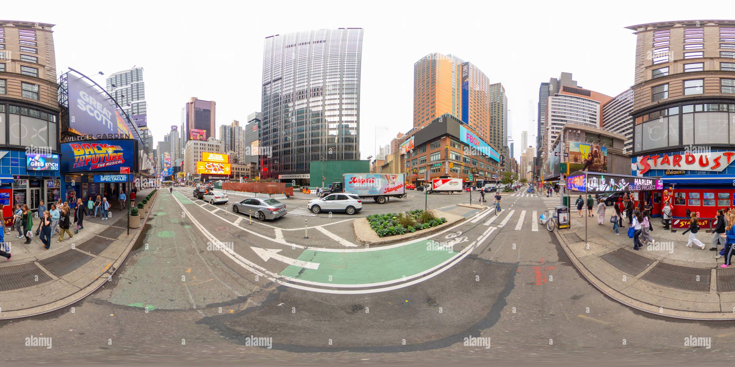 Visualizzazione panoramica a 360 gradi di New York, NY, USA - 27 ottobre 2023: Broadway New York USA, famosa in tutto il mondo. Foto equirettangolare VR a 360°
