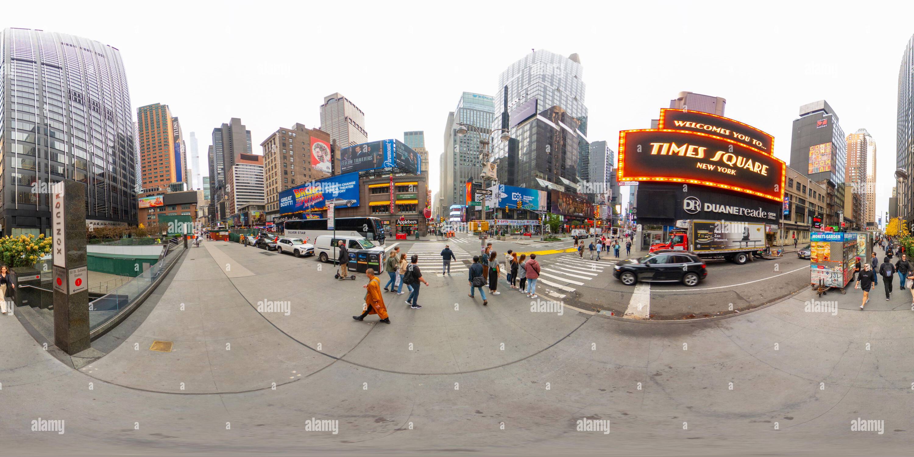 Visualizzazione panoramica a 360 gradi di New York, NY, USA - 27 ottobre 2023: 360 foto equirettangolare VR cartello di benvenuto Times Square New York