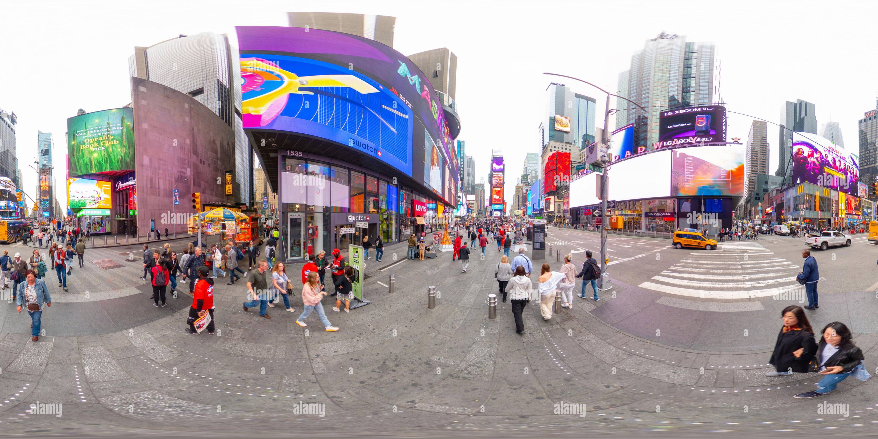 Visualizzazione panoramica a 360 gradi di New York, NY, USA - 27 ottobre 2023: Turisti che amano i negozi di Times Square. Foto equirettangolare VR a 360°