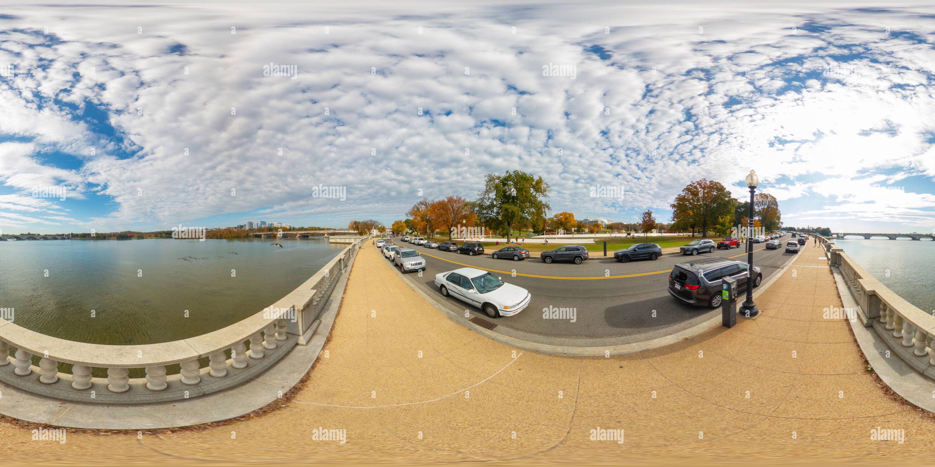 Visualizzazione panoramica a 360 gradi di Washington DC, USA - 28 ottobre 2023: Marciapiede fotografico Washington DC Parkway Drive NW. Foto equirettangolare Panoramic VR a 360 gradi