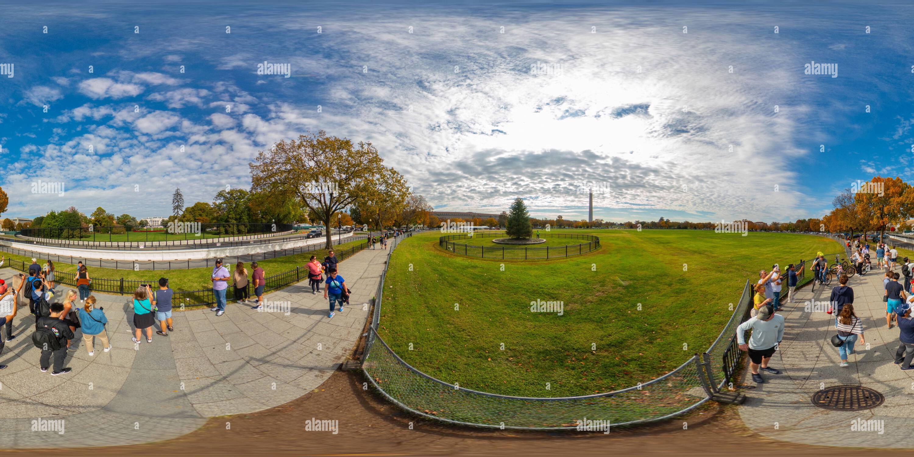Visualizzazione panoramica a 360 gradi di Washington DC, USA - 28 ottobre 2023: Vista dei turisti che scattano foto alla Casa Bianca di Washington DC. Foto equirettangolare Panoramic VR a 360 gradi