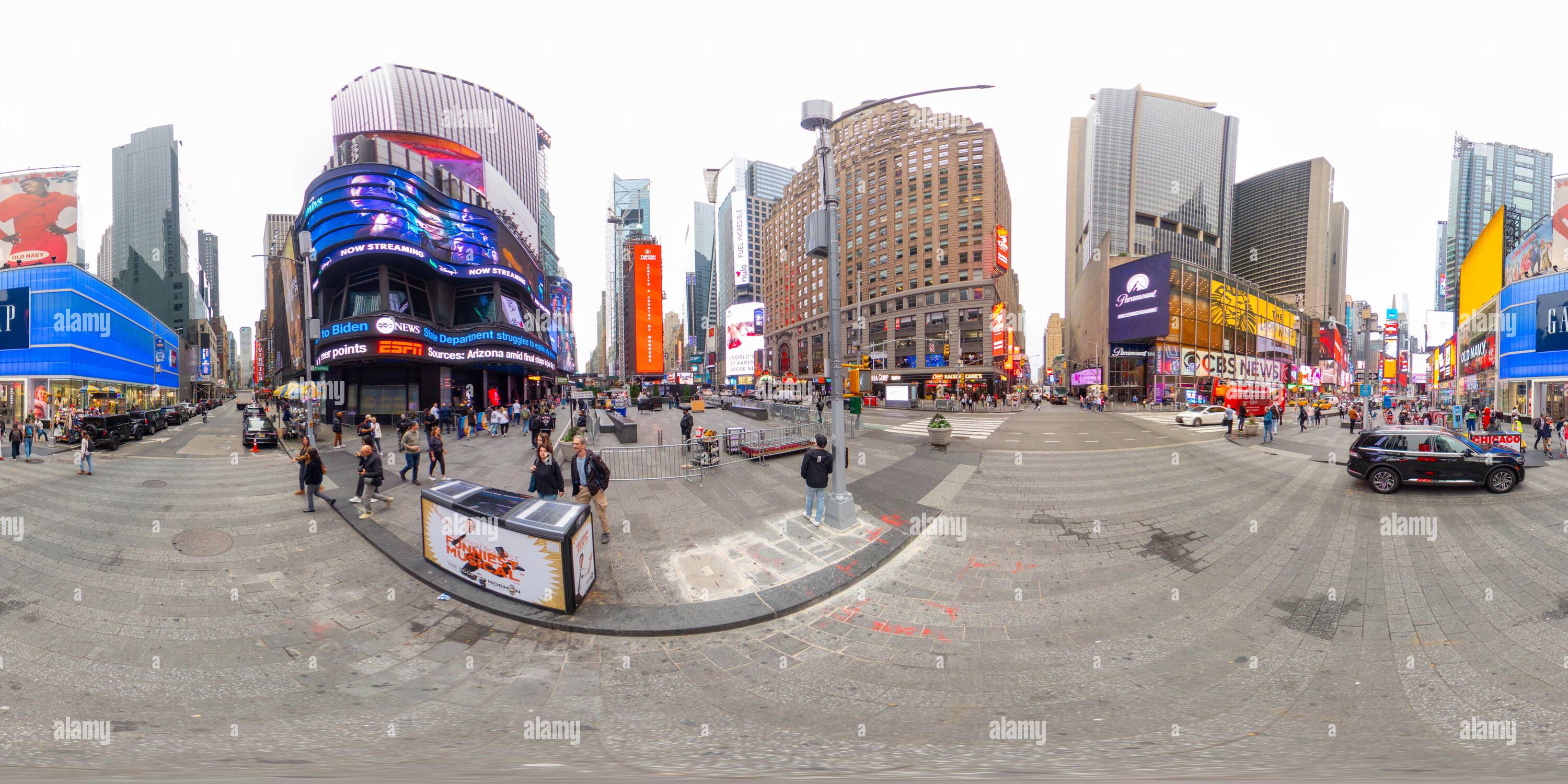 Visualizzazione panoramica a 360 gradi di New York, NY, USA - 27 ottobre 2023: Destinazione turistica New York Times Square