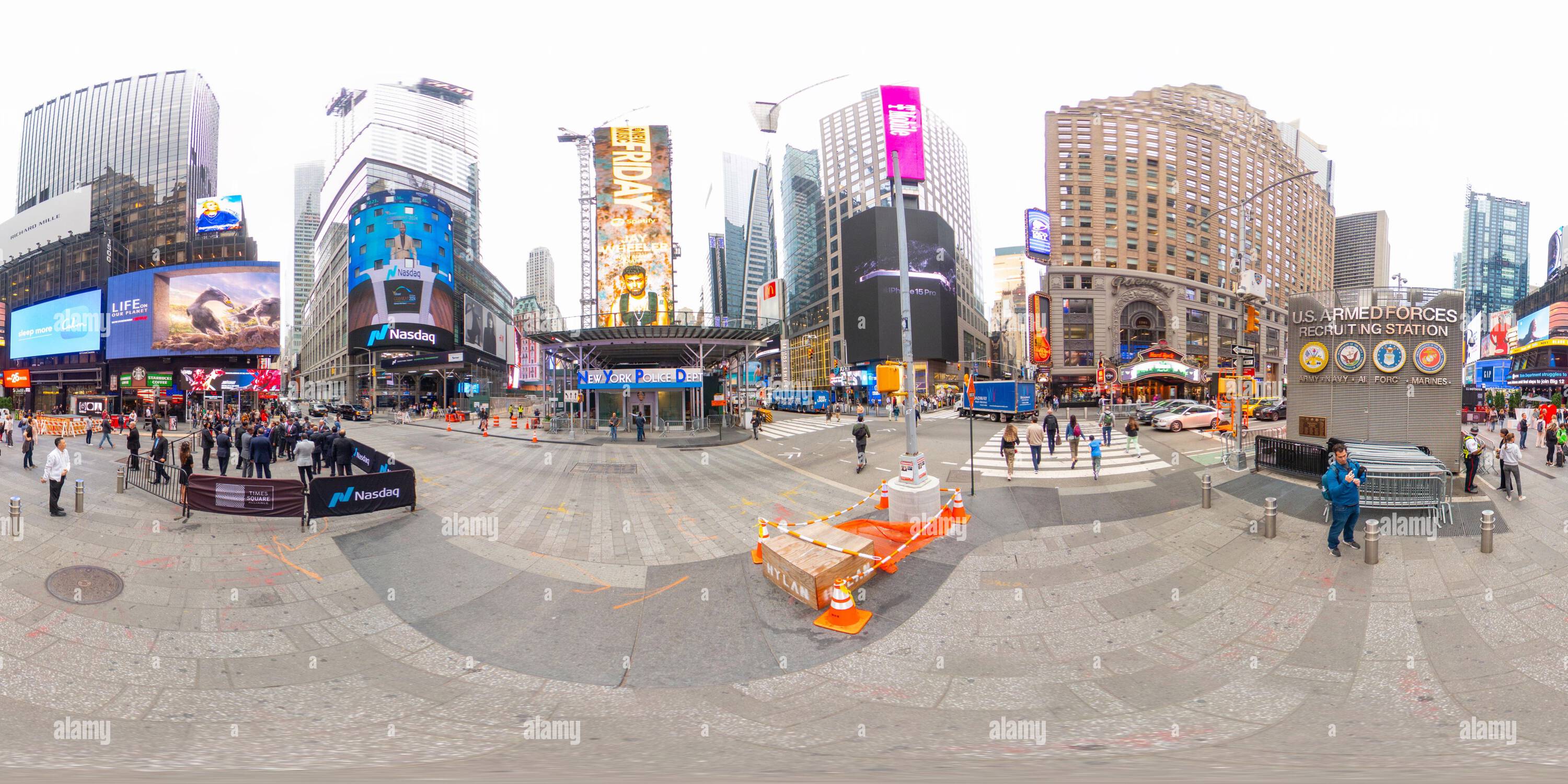 Visualizzazione panoramica a 360 gradi di New York, NY, USA - 27 ottobre 2023: Folle al New York Times Square