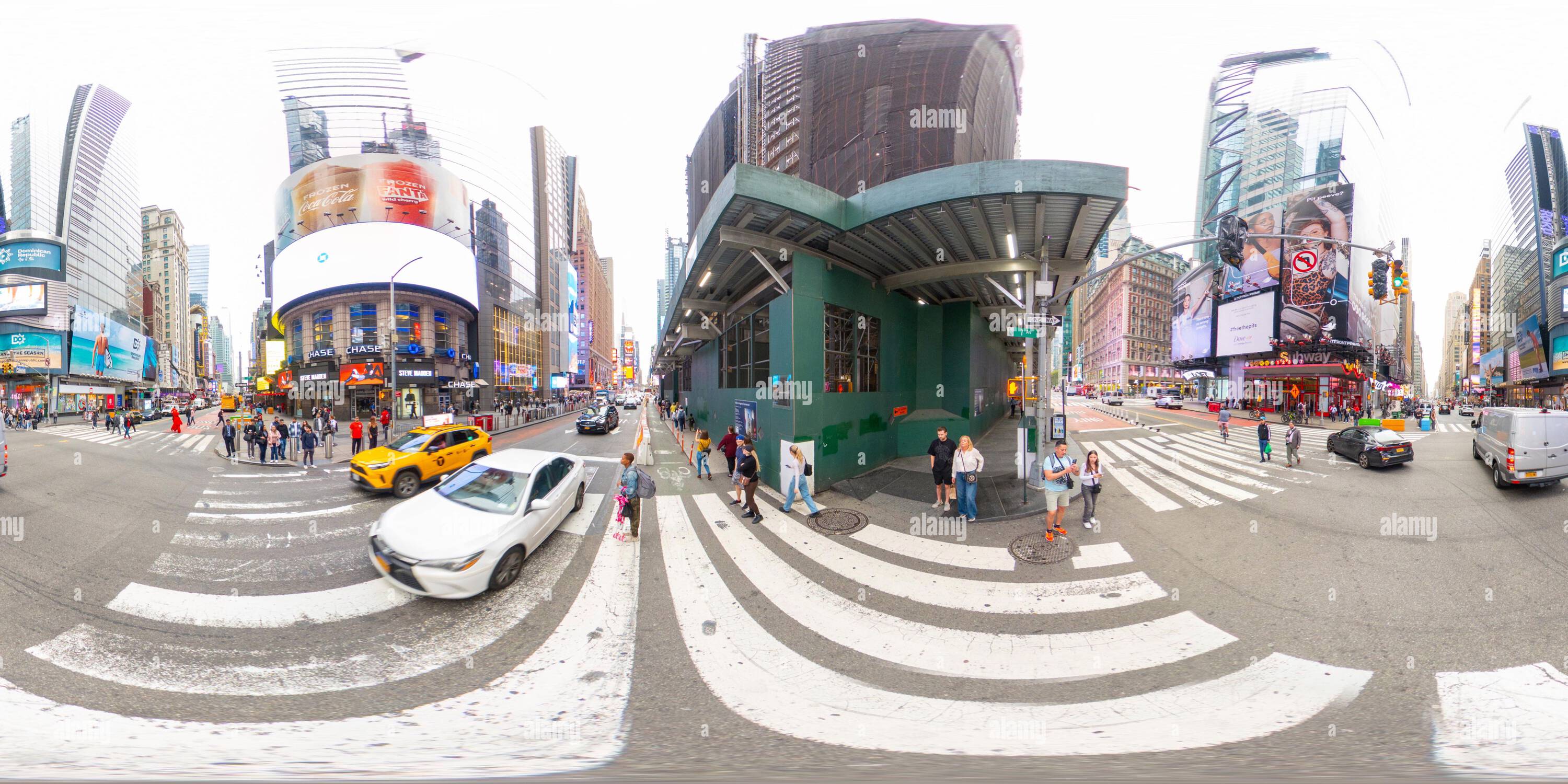 Visualizzazione panoramica a 360 gradi di New York, NY, USA - 27 ottobre 2023: Times Square NYC 2023. Foto equirettangolare VR a 360°