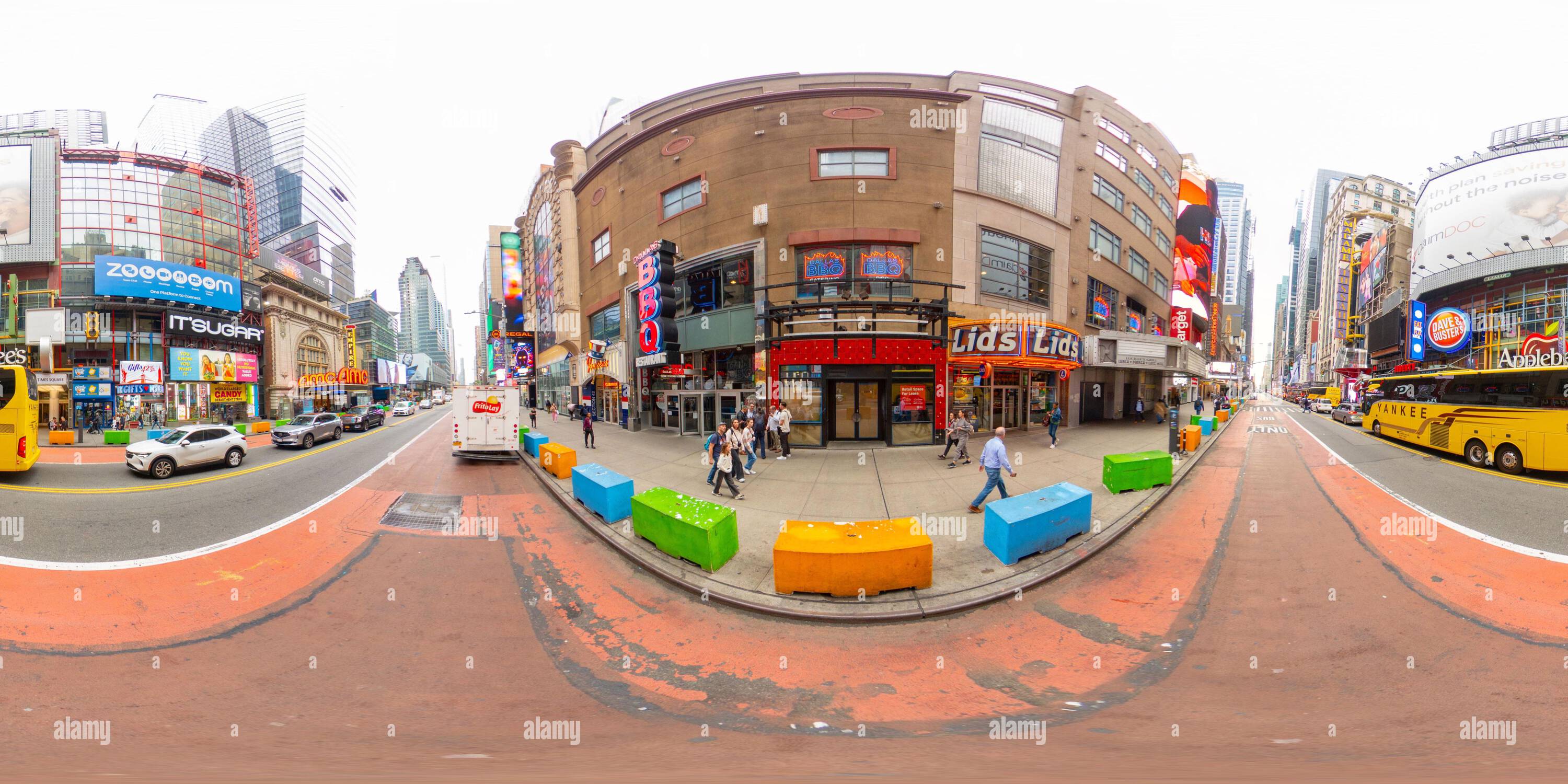 Visualizzazione panoramica a 360 gradi di New York, NY, USA - 27 ottobre 2023: 42nd Street New York. Foto equirettangolare VR a 360°