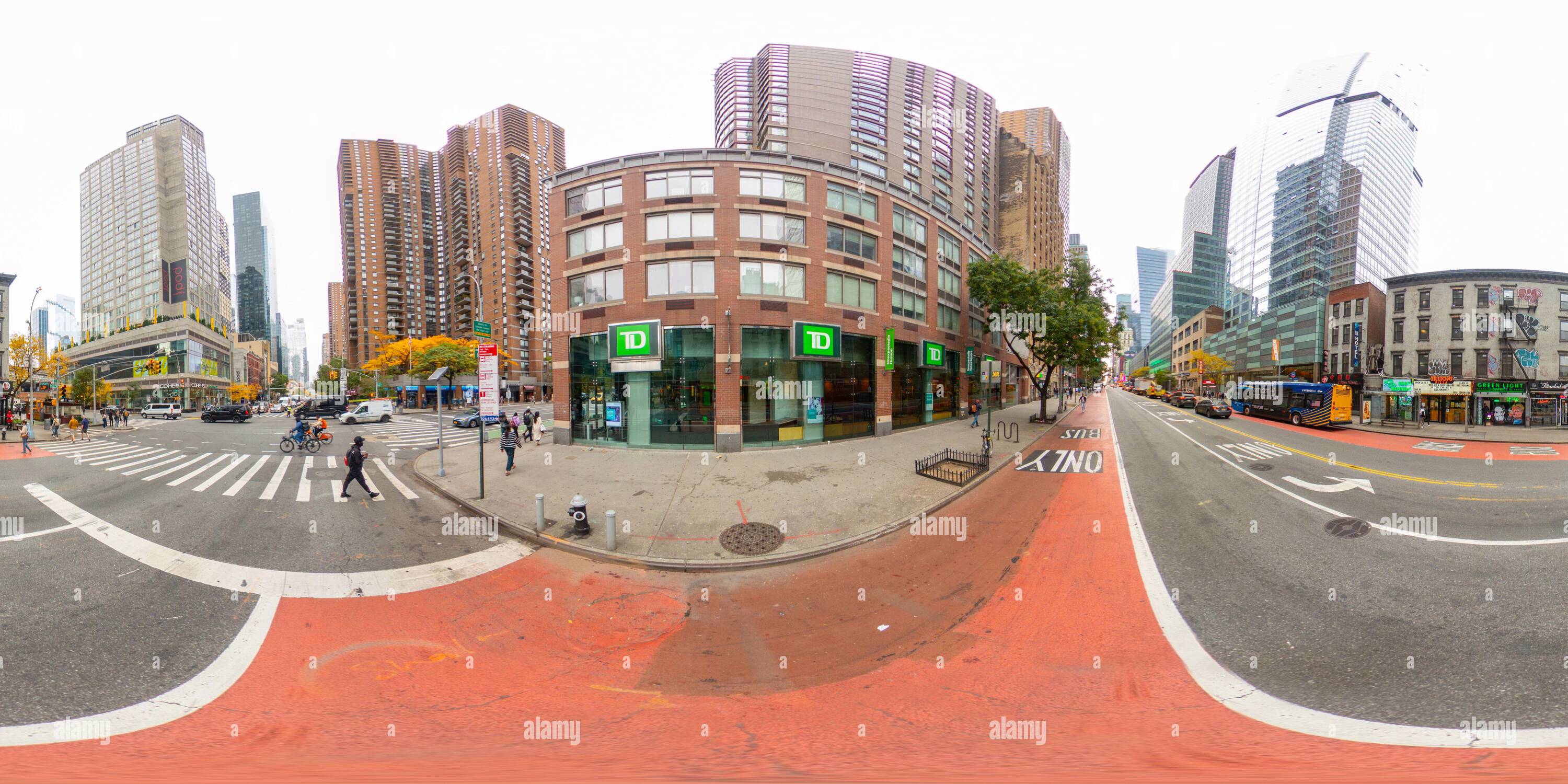 Visualizzazione panoramica a 360 gradi di New York, NY, USA - 27 ottobre 2023: TD Bank New York 42nd Street. Foto equirettangolare VR a 360°