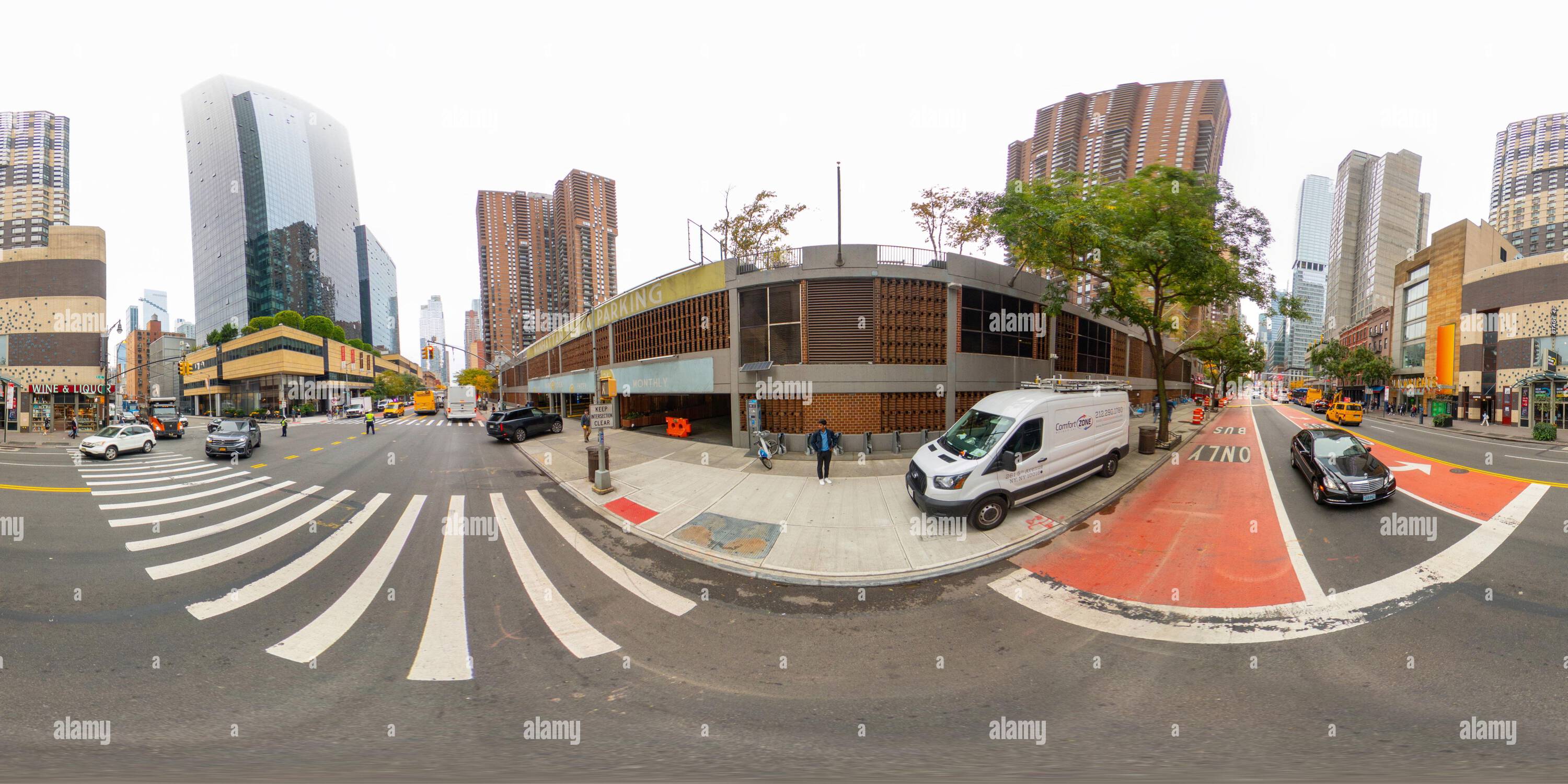 Visualizzazione panoramica a 360 gradi di New York, NY, USA - 27 ottobre 2023: Manhattan Plaza Parking. Foto equirettangolare VR a 360°