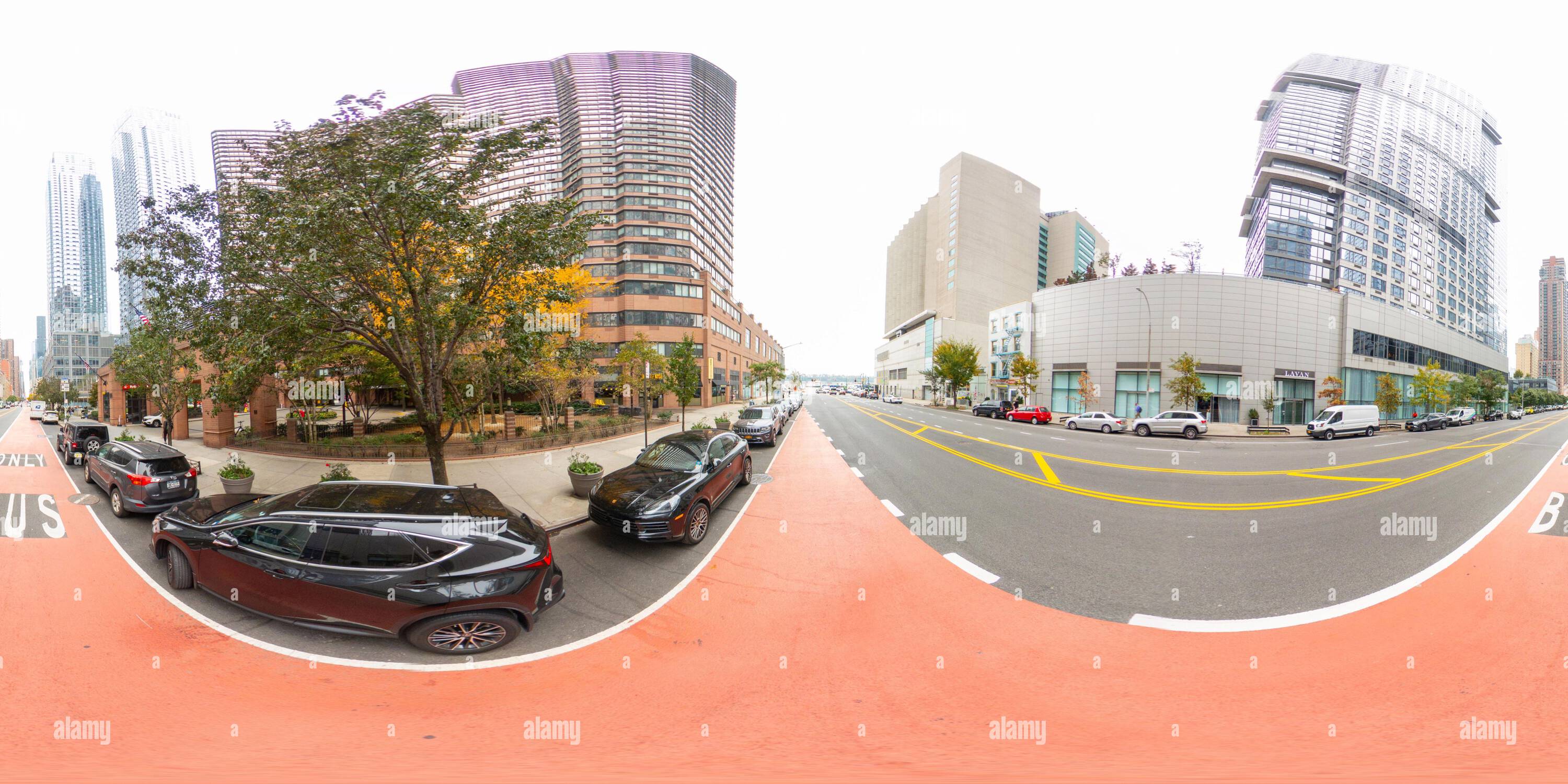 Visualizzazione panoramica a 360 gradi di New York, NY, USA - 27 ottobre 2023: Solo autobus a New York. Foto equirettangolare VR a 360°