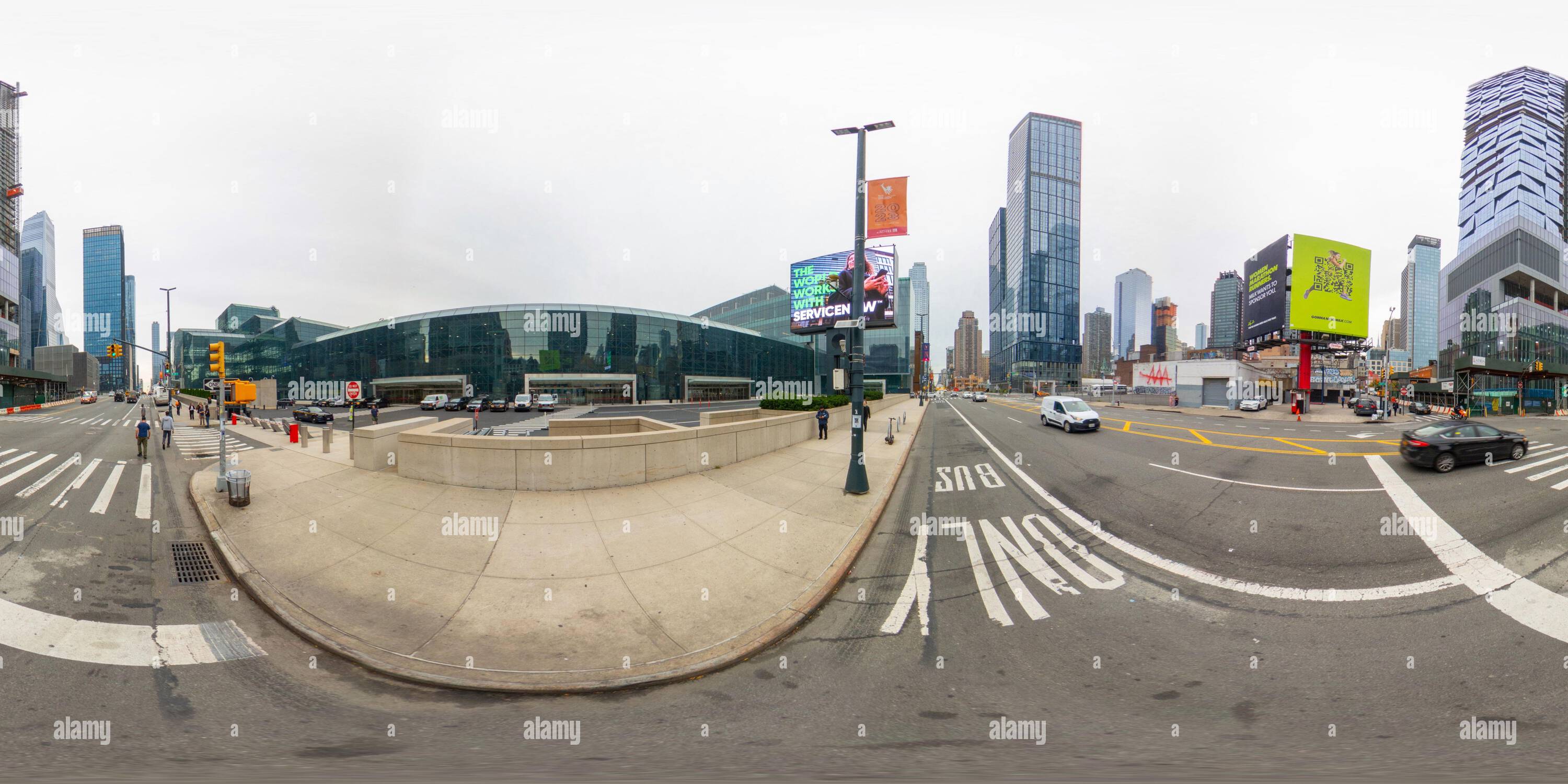 Visualizzazione panoramica a 360 gradi di New York, NY, USA - 27 ottobre 2023: Jacob Javits Convention Center. Foto equirettangolare VR a 360°