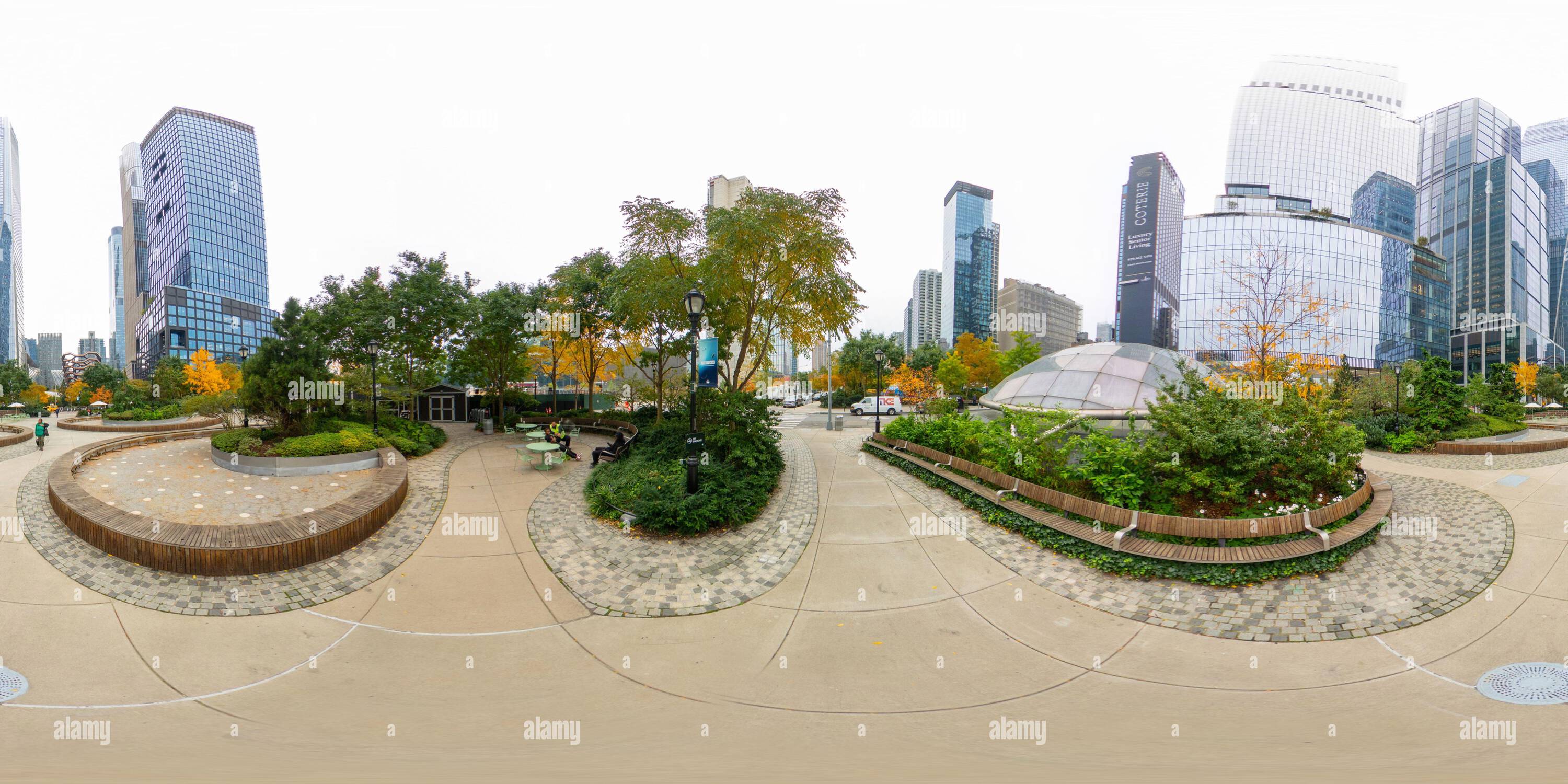 Visualizzazione panoramica a 360 gradi di New York, NY, USA - 27 ottobre 2023: Bella Abzug Park New York Chelsea. Foto equirettangolare VR a 360°