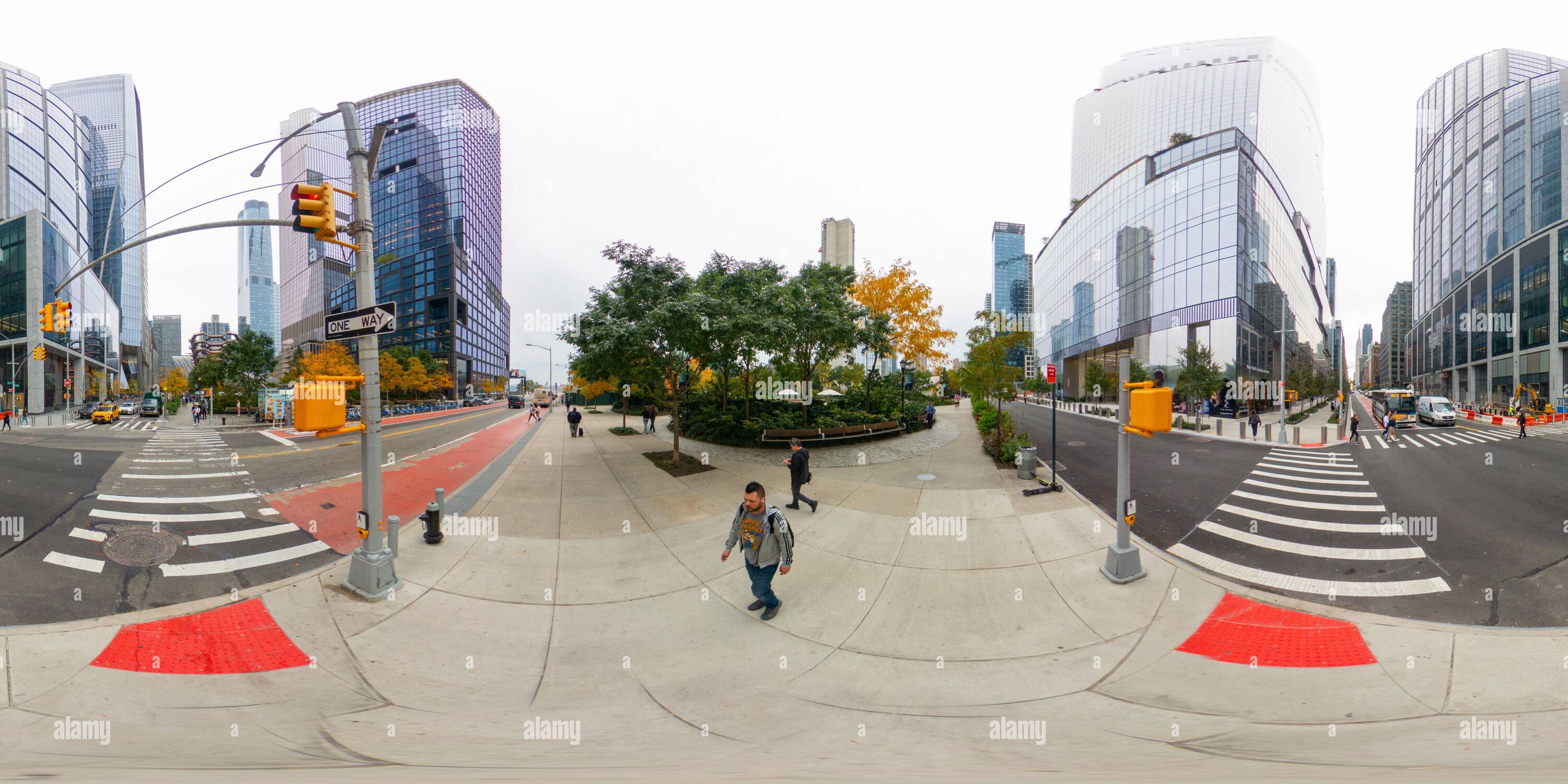 Visualizzazione panoramica a 360 gradi di New York, NY, USA - 27 ottobre 2023: Parchi a Chelsea New York USA. Foto equirettangolare VR a 360°