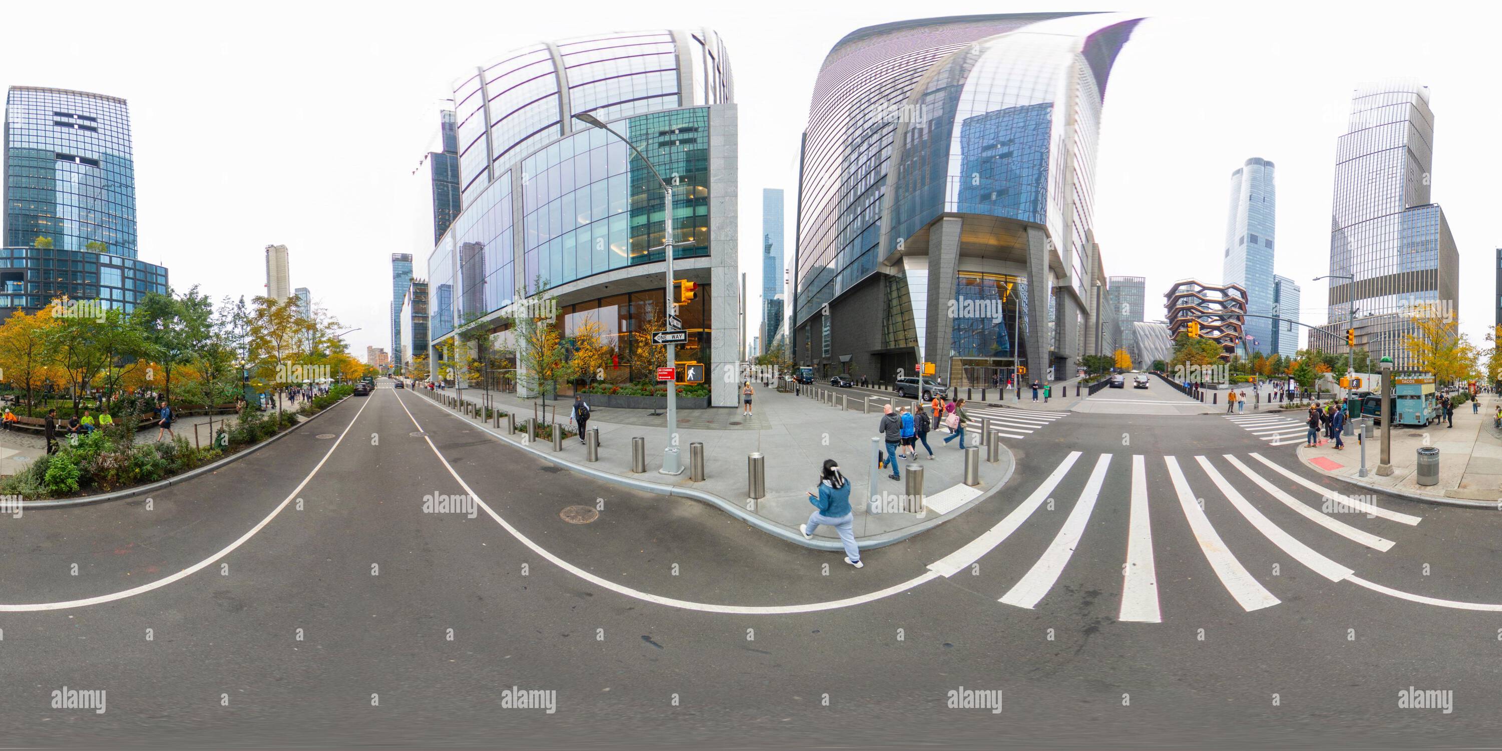 Visualizzazione panoramica a 360 gradi di New York, NY, USA - 27 ottobre 2023: Torri a grattacielo a Chelsea New York. Foto equirettangolare VR a 360°
