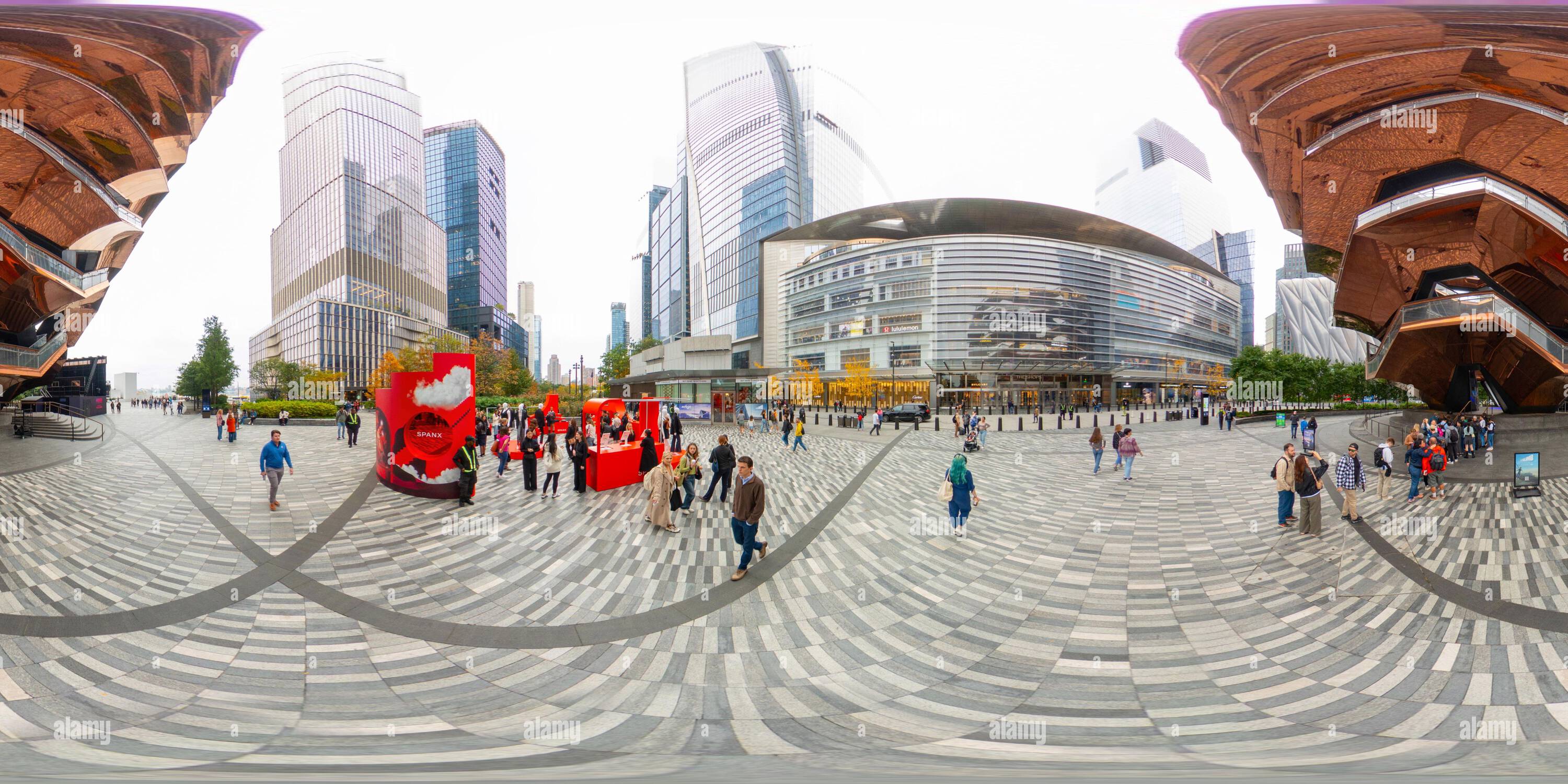 Visualizzazione panoramica a 360 gradi di New York, NY, USA - 27 ottobre 2023: Nave fotografica New York temporaneamente chiusa. Foto equirettangolare VR a 360°