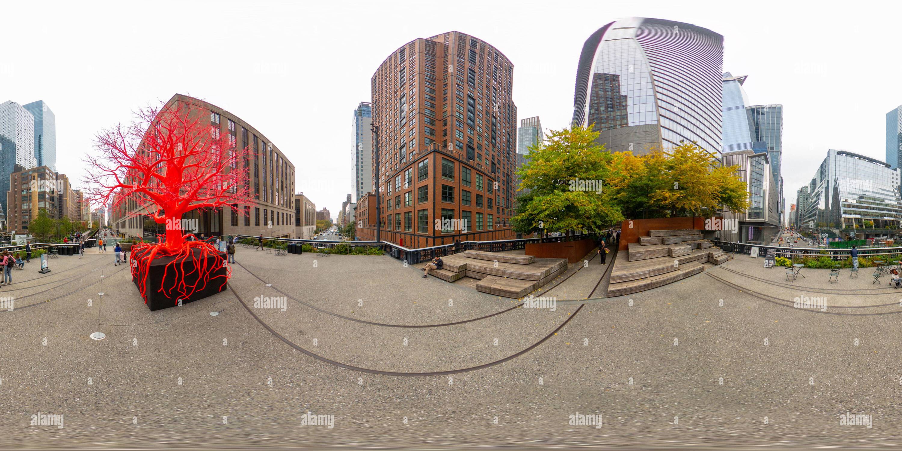 Visualizzazione panoramica a 360 gradi di New York, New York, USA - 27 ottobre 2023: Highline New York un passaggio pedonale pubblico e un giardino a 30 metri sopra la strada. 360 VR equirettangolare p