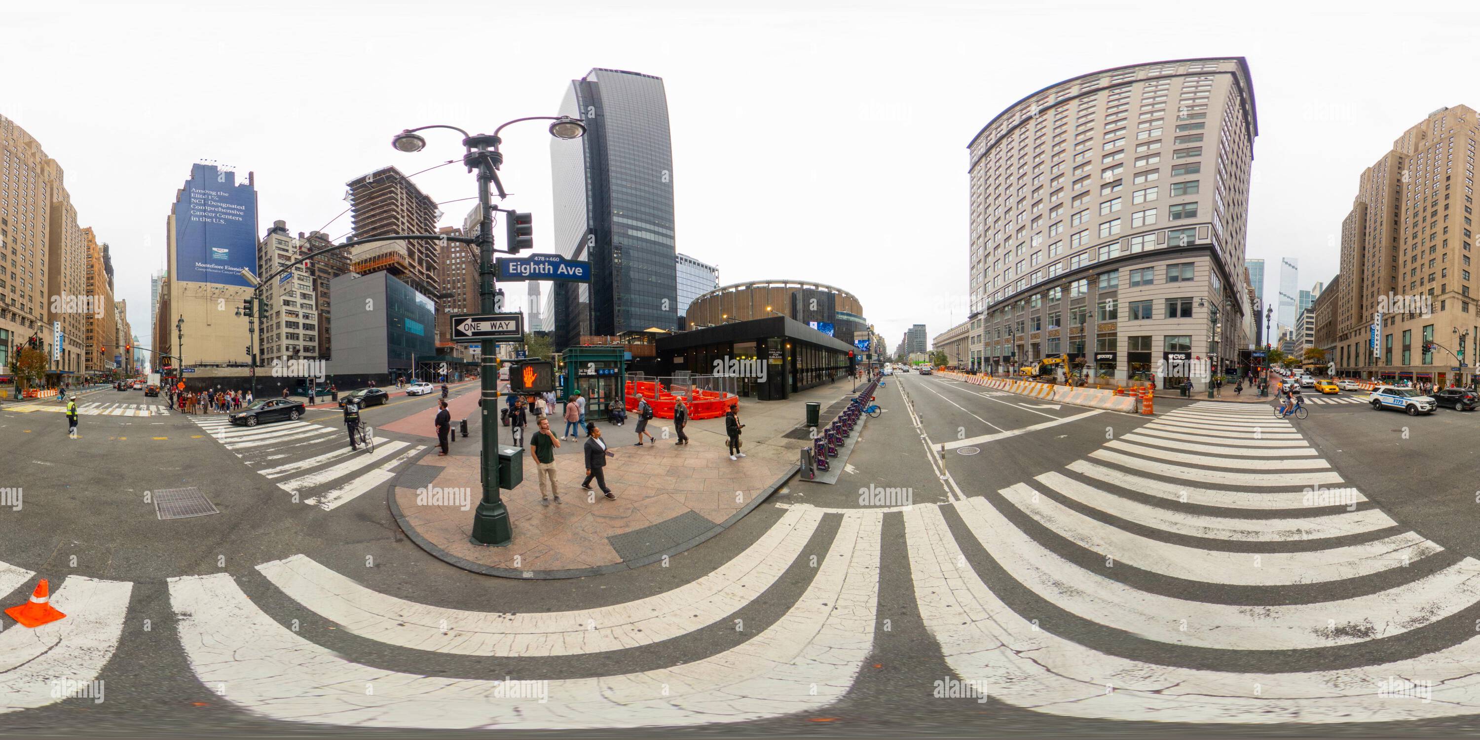 Visualizzazione panoramica a 360 gradi di New York, NY, USA - 27 ottobre 2023: New York 360 panorama 8th Avenue Intersection. Foto equirettangolare VR a 360°