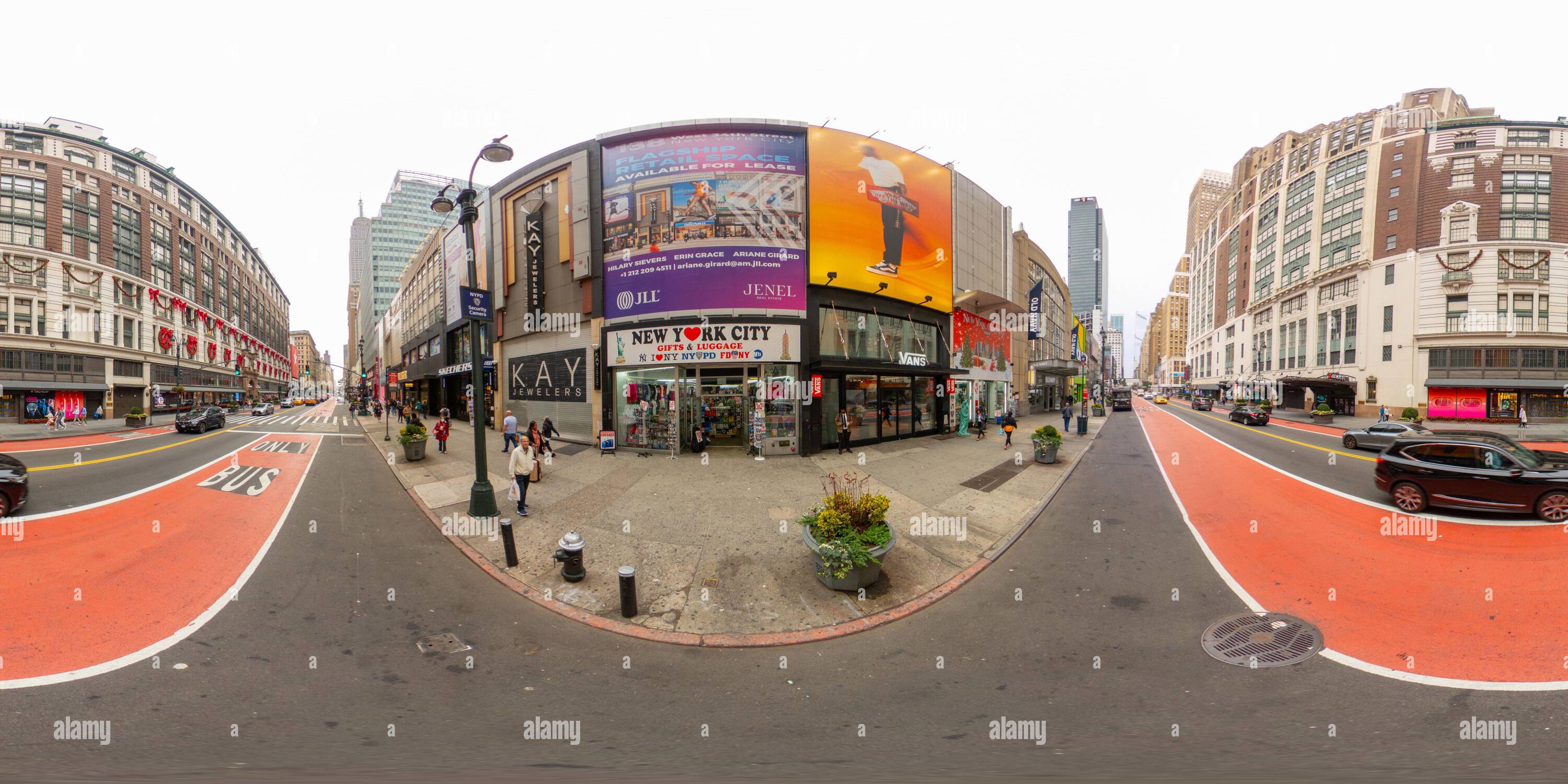 Visualizzazione panoramica a 360 gradi di New York, NY, USA - 27 ottobre 2023: Negozi NYC Manhattan circa 2023. Foto equirettangolare Panoramic VR a 360 gradi