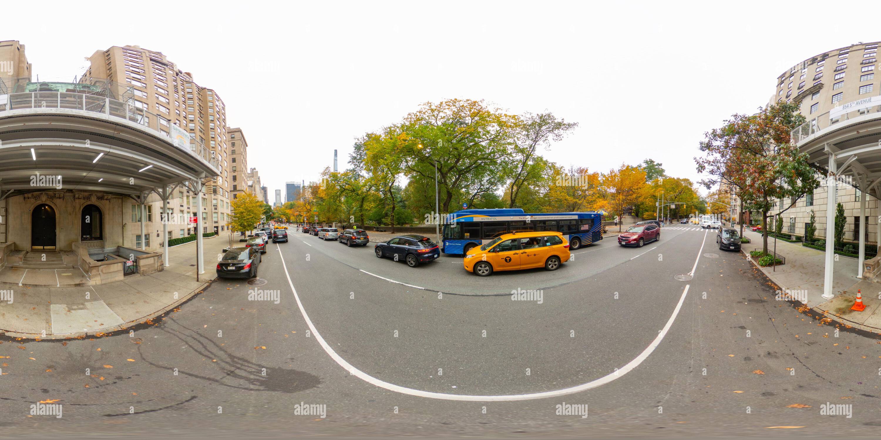 Visualizzazione panoramica a 360 gradi di New York, NY, USA - 27 ottobre 2023: Condomini di lusso di New York di Central Park. Foto equirettangolare Panoramic VR a 360 gradi