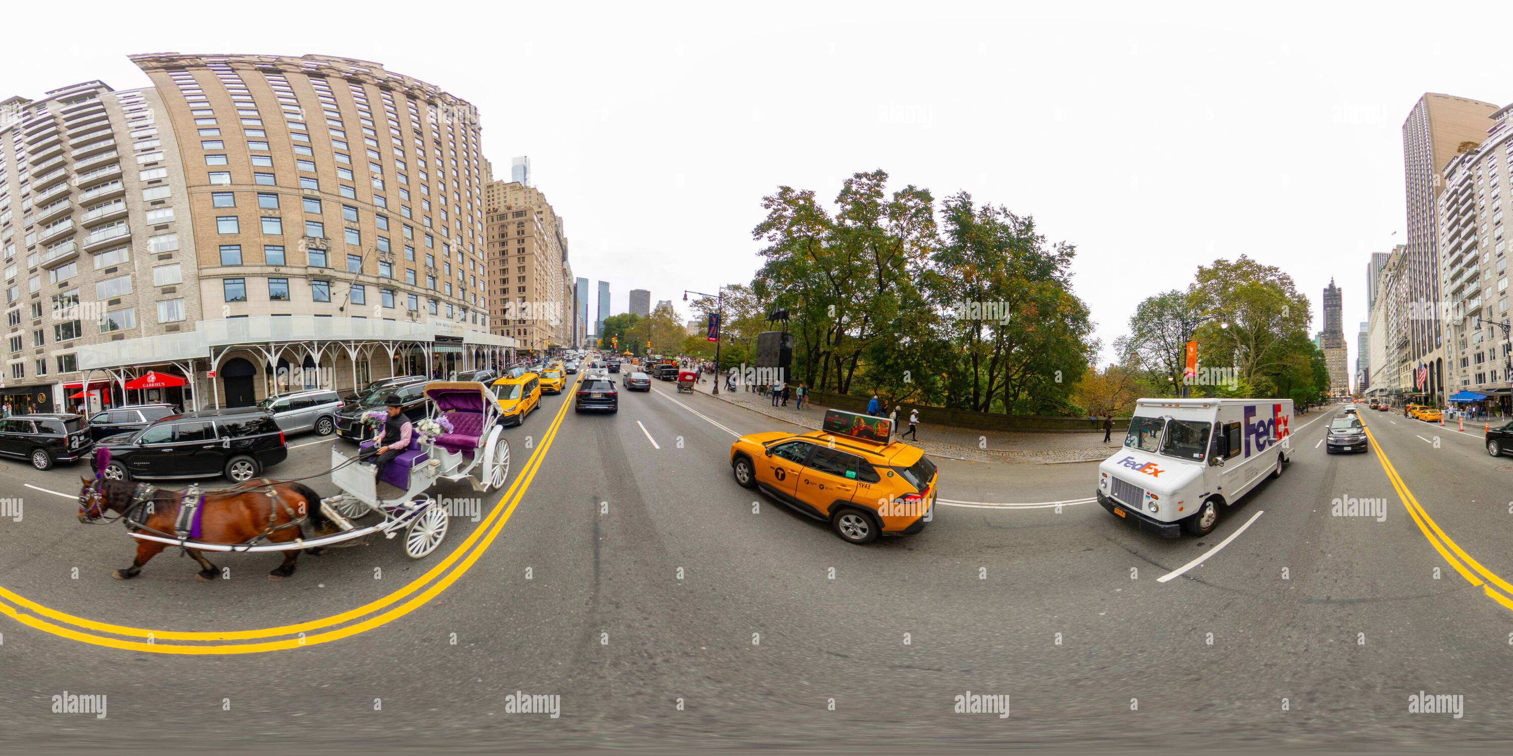 Visualizzazione panoramica a 360 gradi di New York, NY, USA - 27 ottobre 2023: Carrozza trainata da cavalli a New York. Foto equirettangolare Panoramic VR a 360 gradi