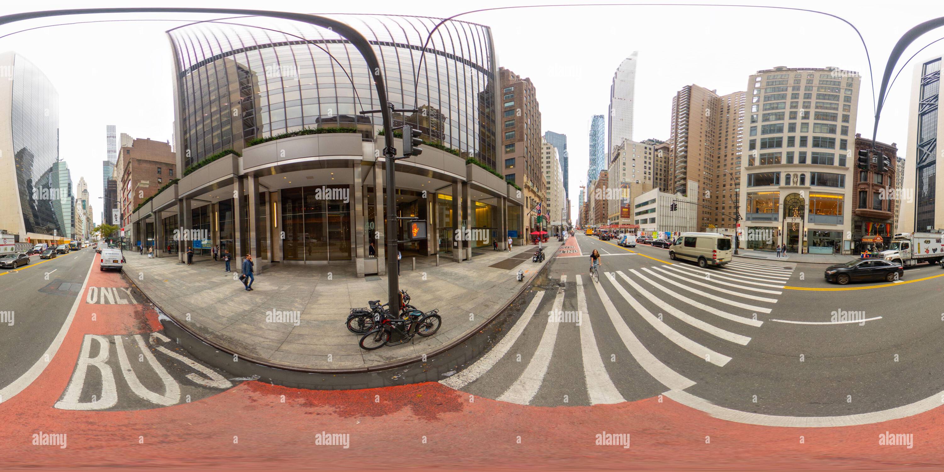 Visualizzazione panoramica a 360 gradi di New York, NY, USA - 27 ottobre 2023: Trump International Hotel New York. Foto equirettangolare Panoramic VR a 360 gradi