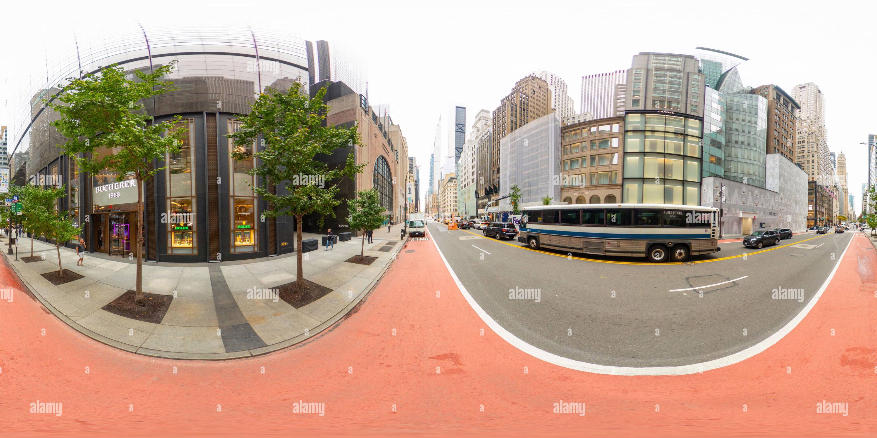 Visualizzazione panoramica a 360 gradi di New York, NY, USA - 27 ottobre 2023: Rivenditore di lusso Bucherer a New York. Foto equirettangolare Panoramic VR a 360 gradi