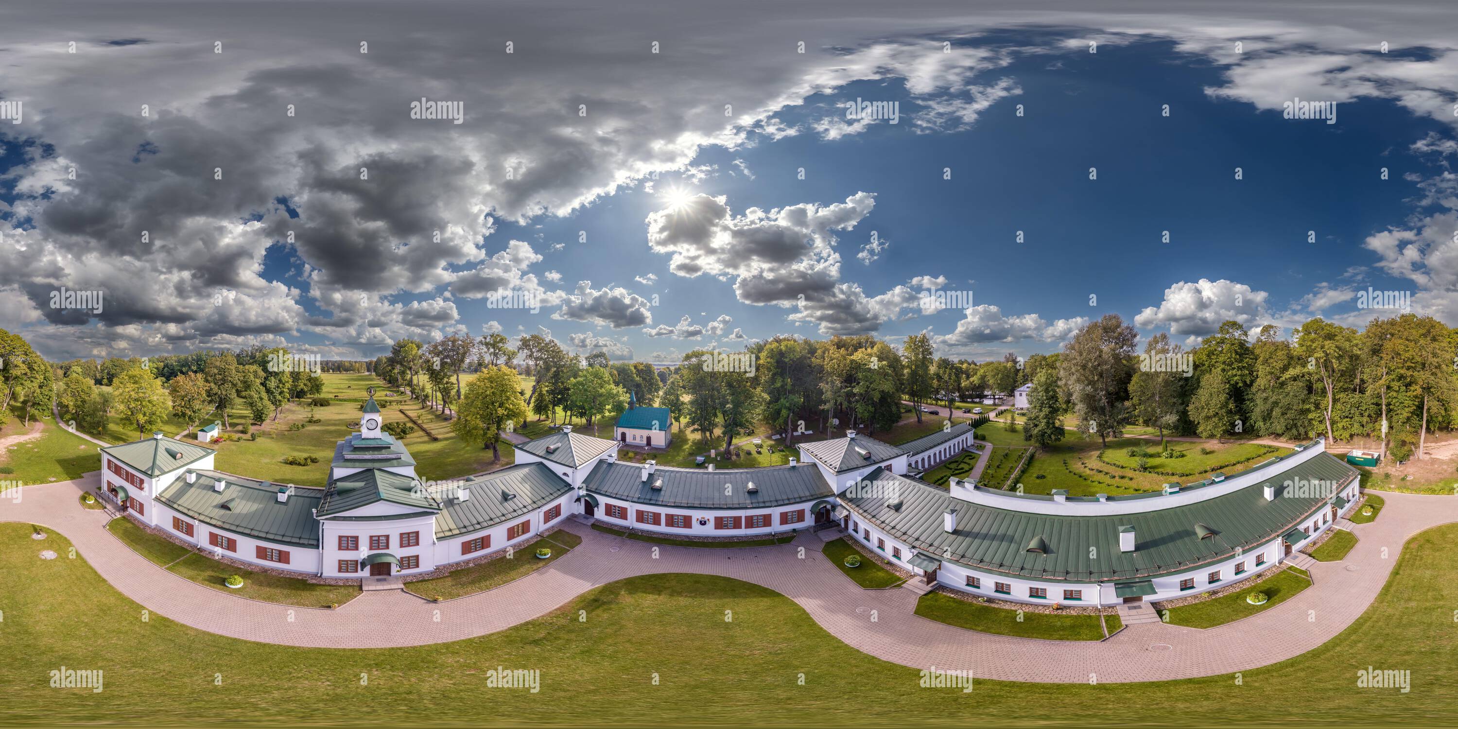 Visualizzazione panoramica a 360 gradi di panoramica aerea sferica 360 con vista sul restauro dello storico castello o palazzo vicino al lago in proiezione equirettangolare,
